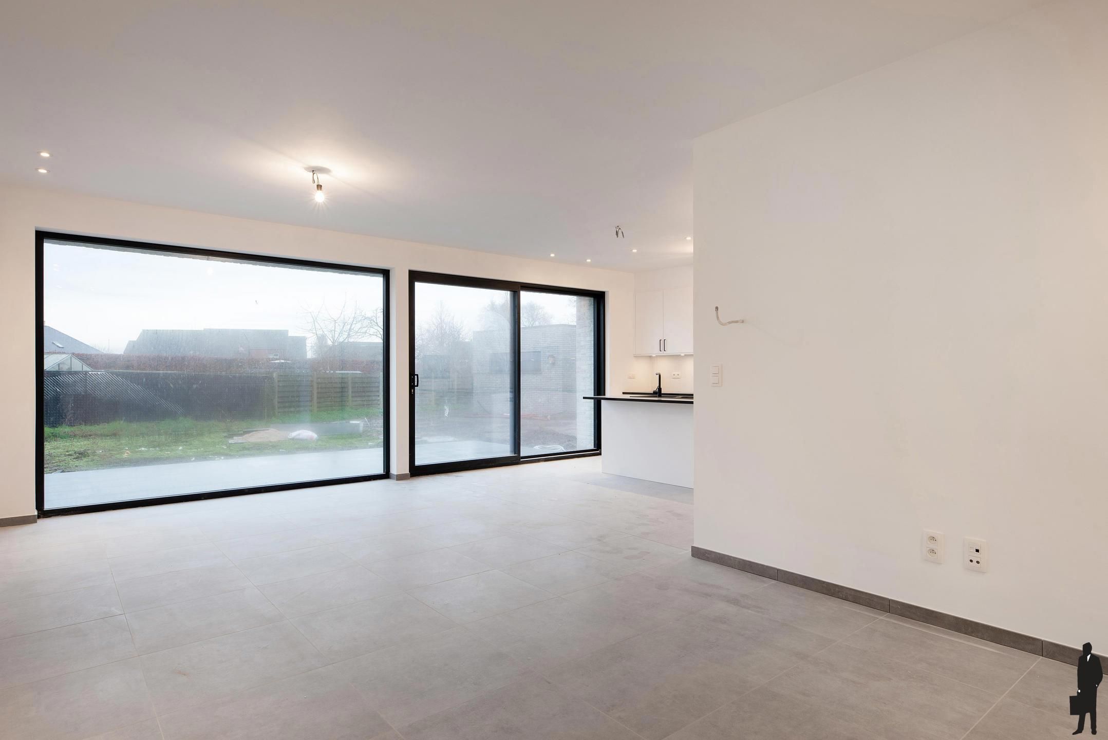 Instapklare nieuwbouw halfopen bebouwing met tuin en garage foto 3