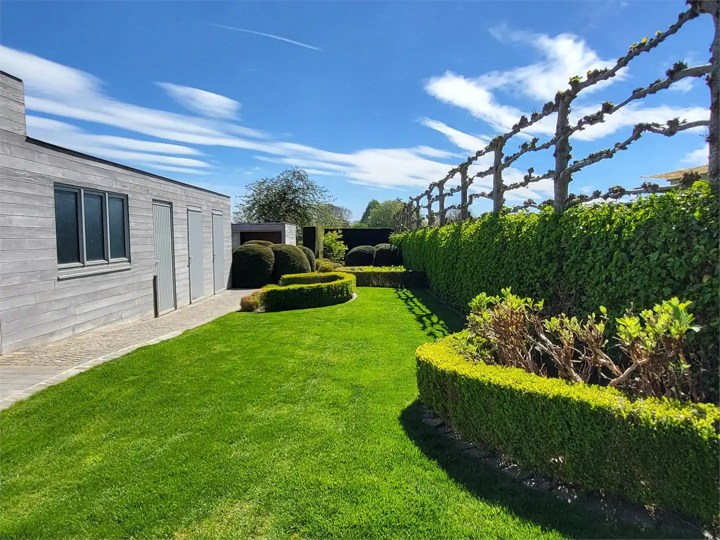 Deze ruime en uitstekend onderhouden villa-bungalow op een perceel van 1.264 m² combineert comfort, functionaliteit en een aangename woonbeleving met een zuidgericht terras en een prachtig aangelegde tuin met zwembad en badhuis. foto 3
