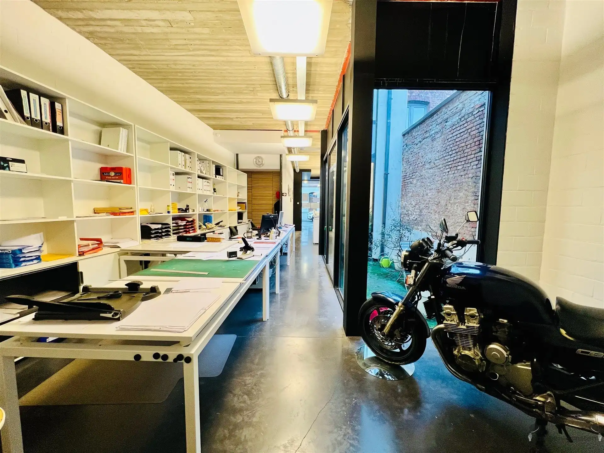 Centraal gelegen handelspand foto 6