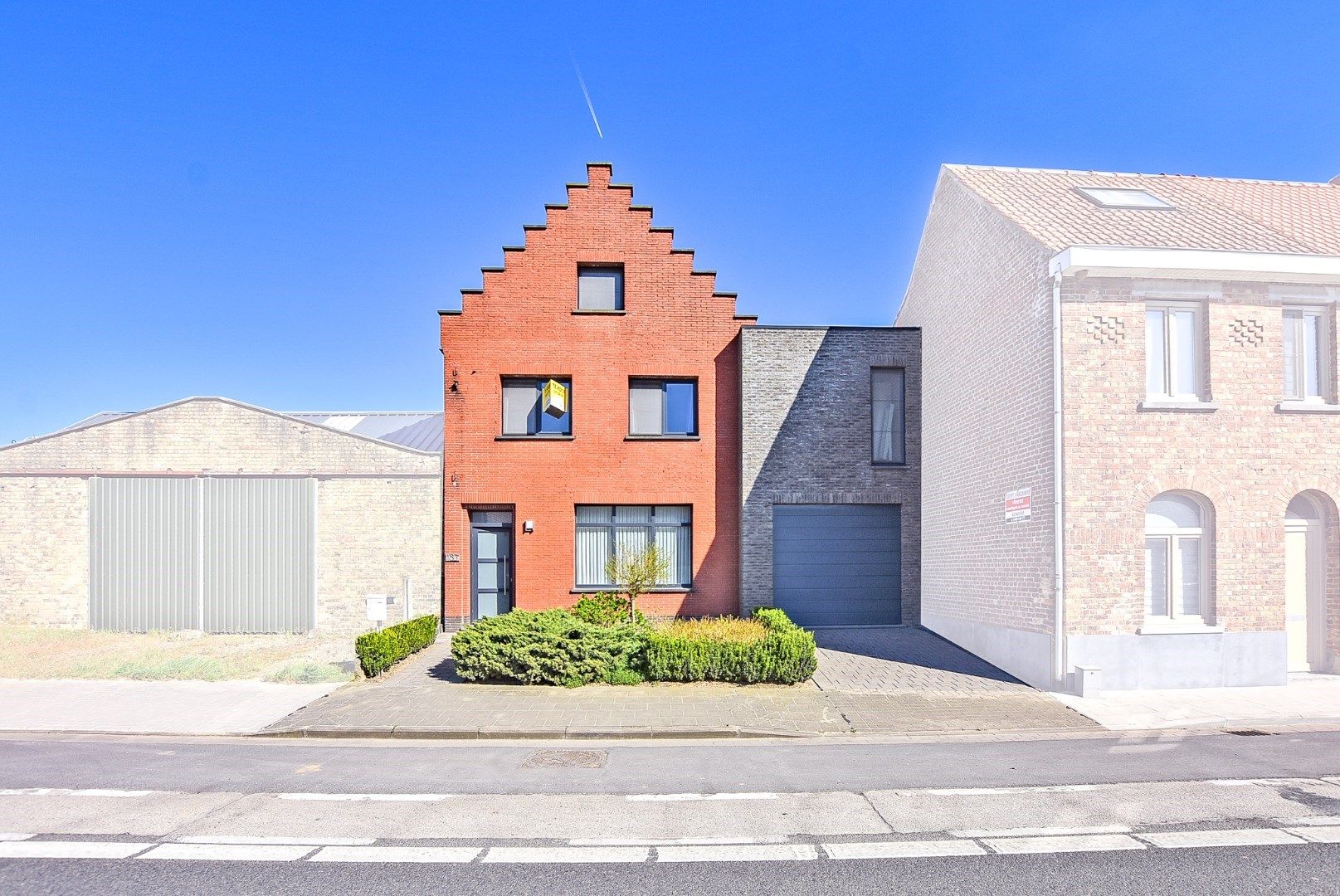 Stijlvol gerenoveerde woning met 4/5 slaapkamers en 2 garages te Diksmuide! foto {{pictureIndex}}