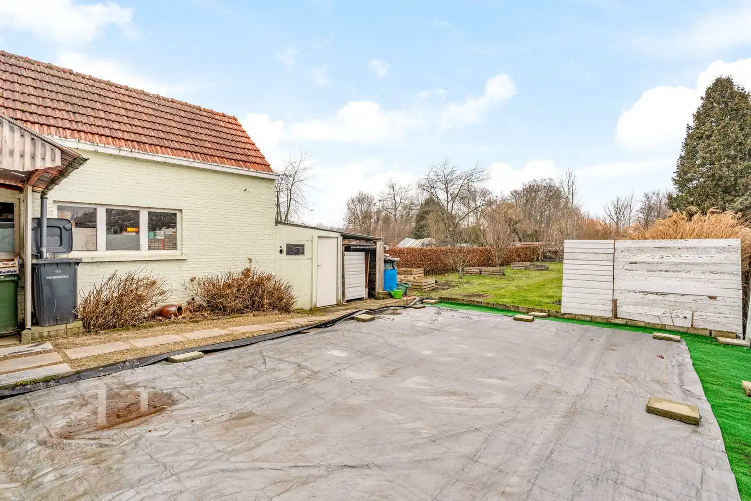 Goed gelegen en vrijstaande woning met 2 slaapkamers, uitbreidingsmogelijkheden onder het dak en een oprit met een garage op een perceel van 9a 96ca grenzend aan en met de tuin deels gelegen in agrarisch gebied! foto 23