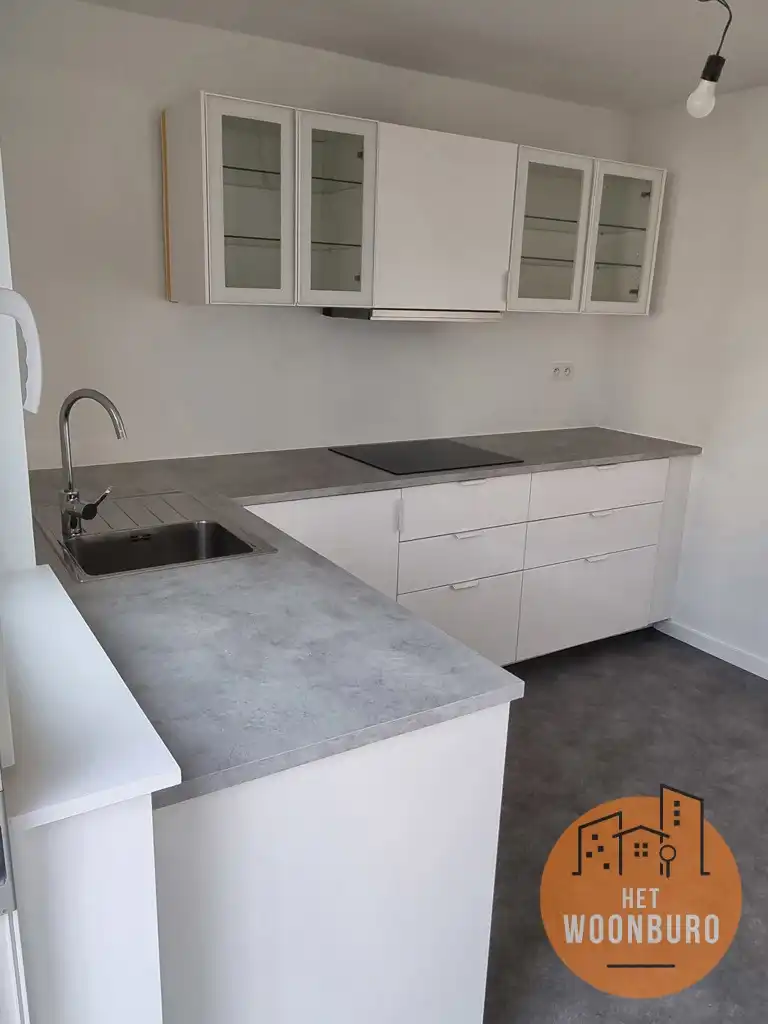 Woning in goede staat met 2 slpks, veranda en garage foto 2