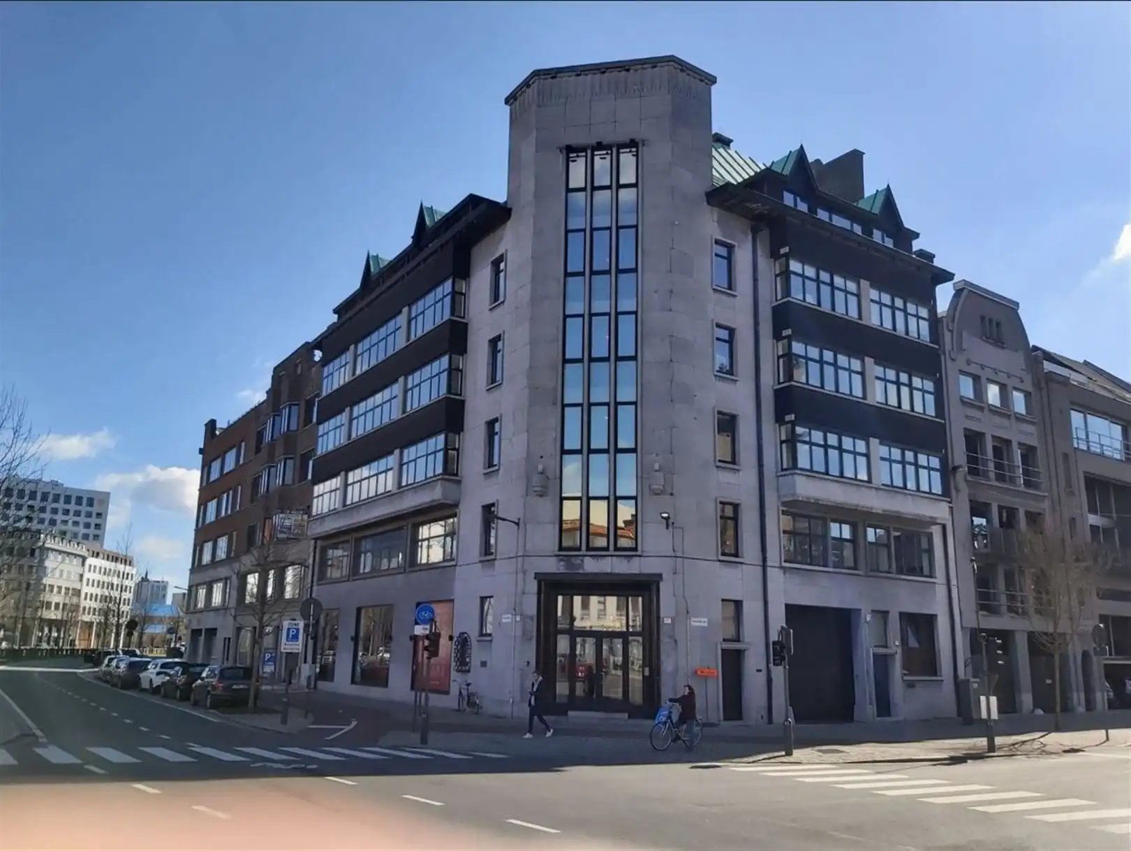 Gerenoveerd kantoorgebouw te huur foto {{pictureIndex}}