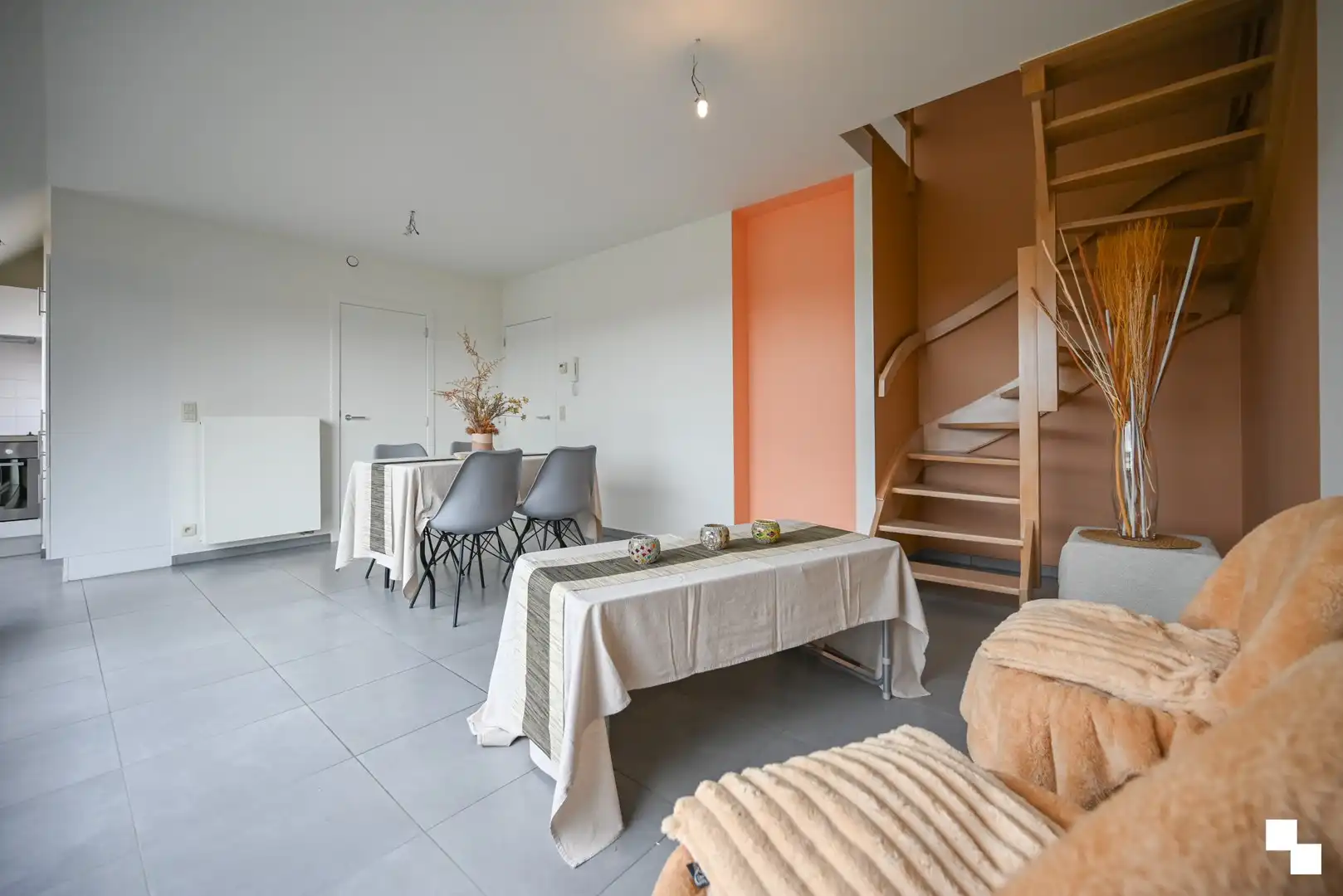 Duplex appartement met garage en twee staanplaatsen nabij centrum Izegem foto 11