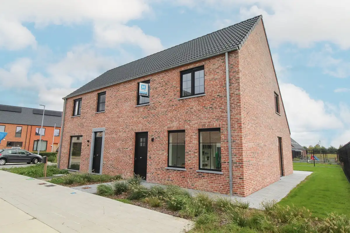 Afgewerkte halfopen nieuwbouwwoning te Roeselare foto {{pictureIndex}}