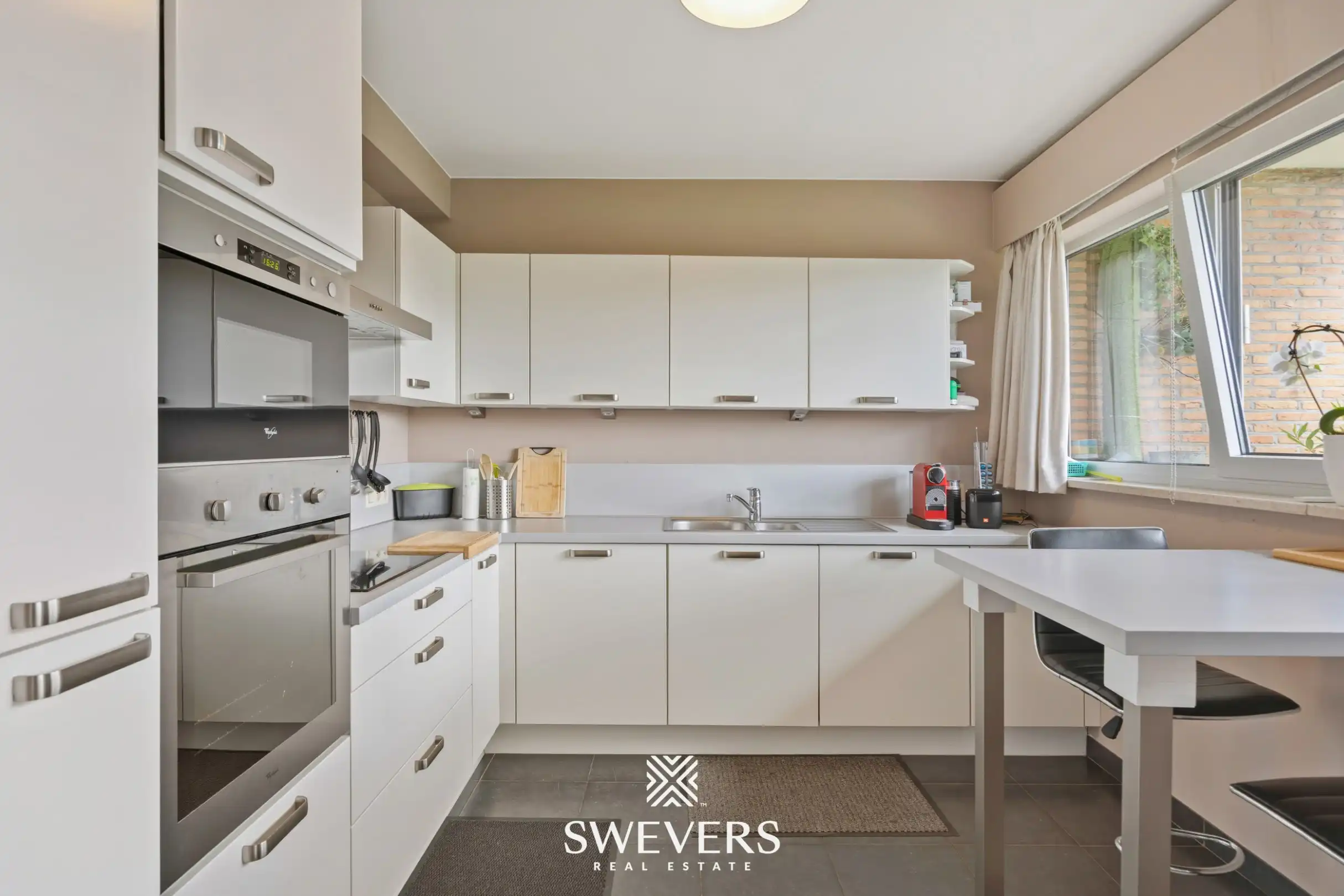 Uitstekend gelegen, lichtrijk appartement met 2 ruime slaapkamers, terras en garagebox foto 6