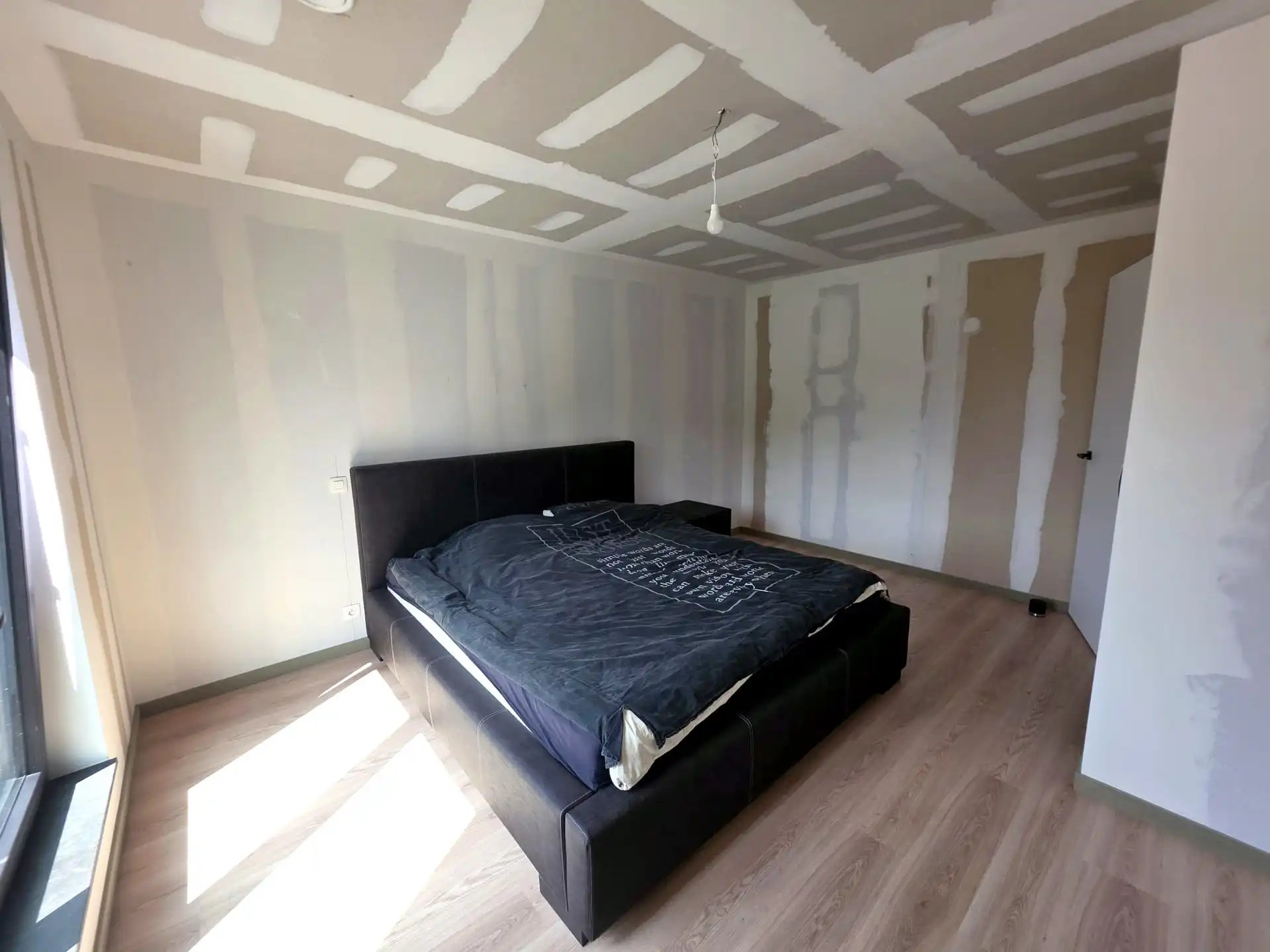 Moderne halfopen eengezinswoning met 4 slaapkamers en aangelegde tuin (augustus) foto 6