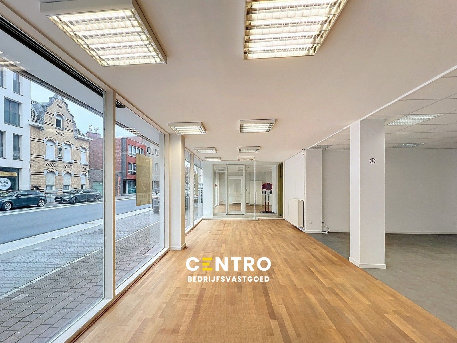 Unieke kantoor- en winkelruimten van ± 450m² te Roeselare - dicht bij de Grote Markt aan héél AANTREKKELIJKE prijs! foto {{pictureIndex}}