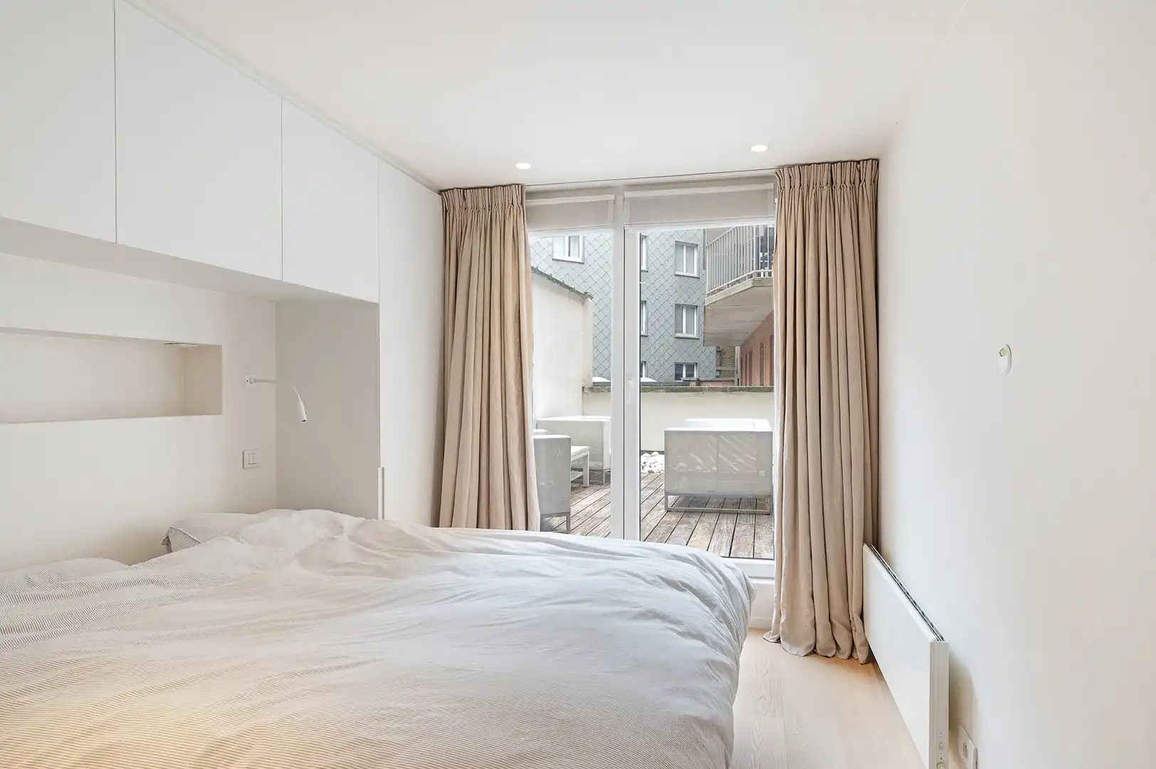 Hedendaags appartement genietend van een open zicht, centraal gelegen op de Kustlaan in het Zoute. foto 11
