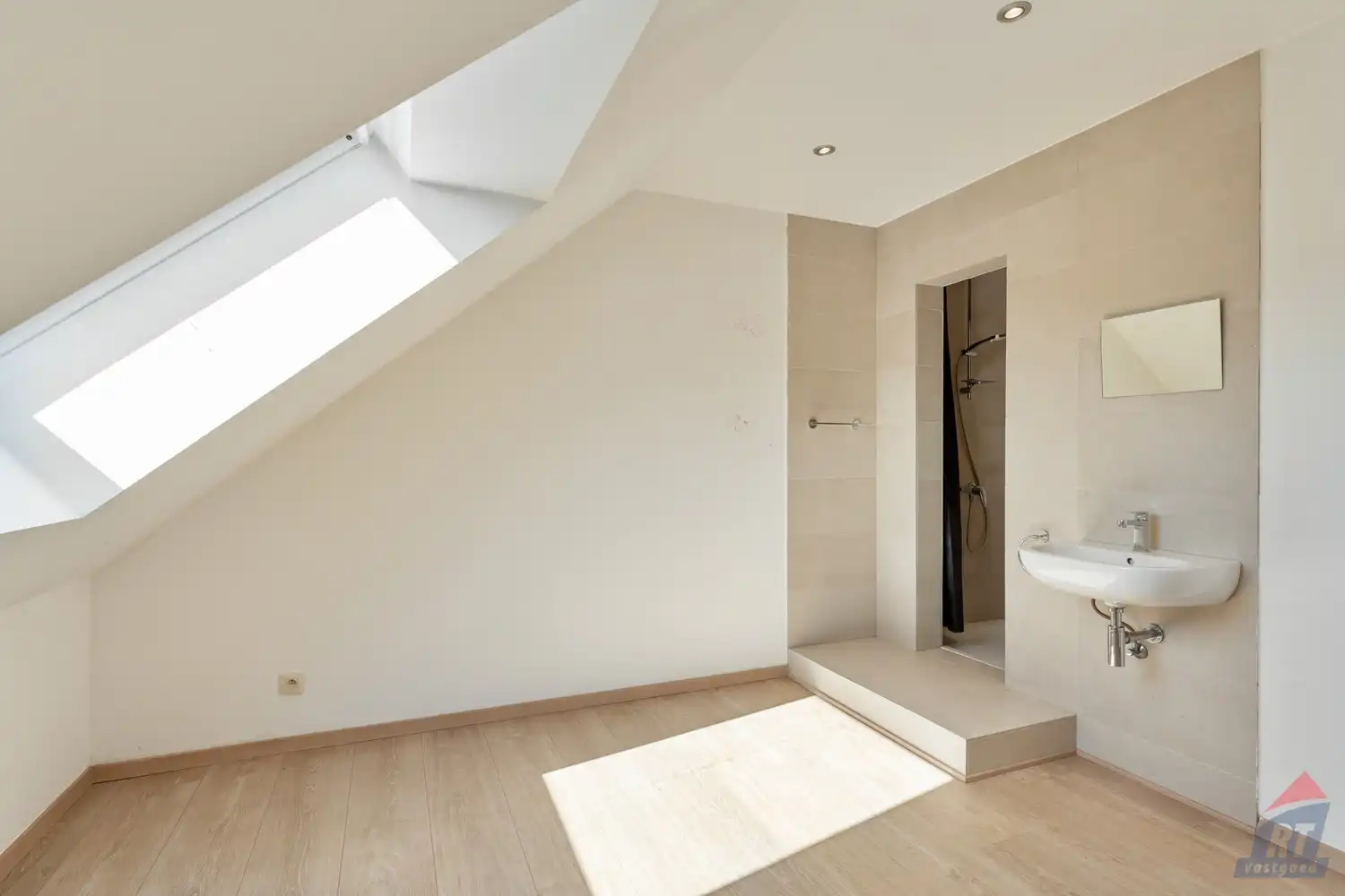 Veelzijdig pand met praktijkruimte en duplex appartement op toplocatie in Sint-Truiden foto 35