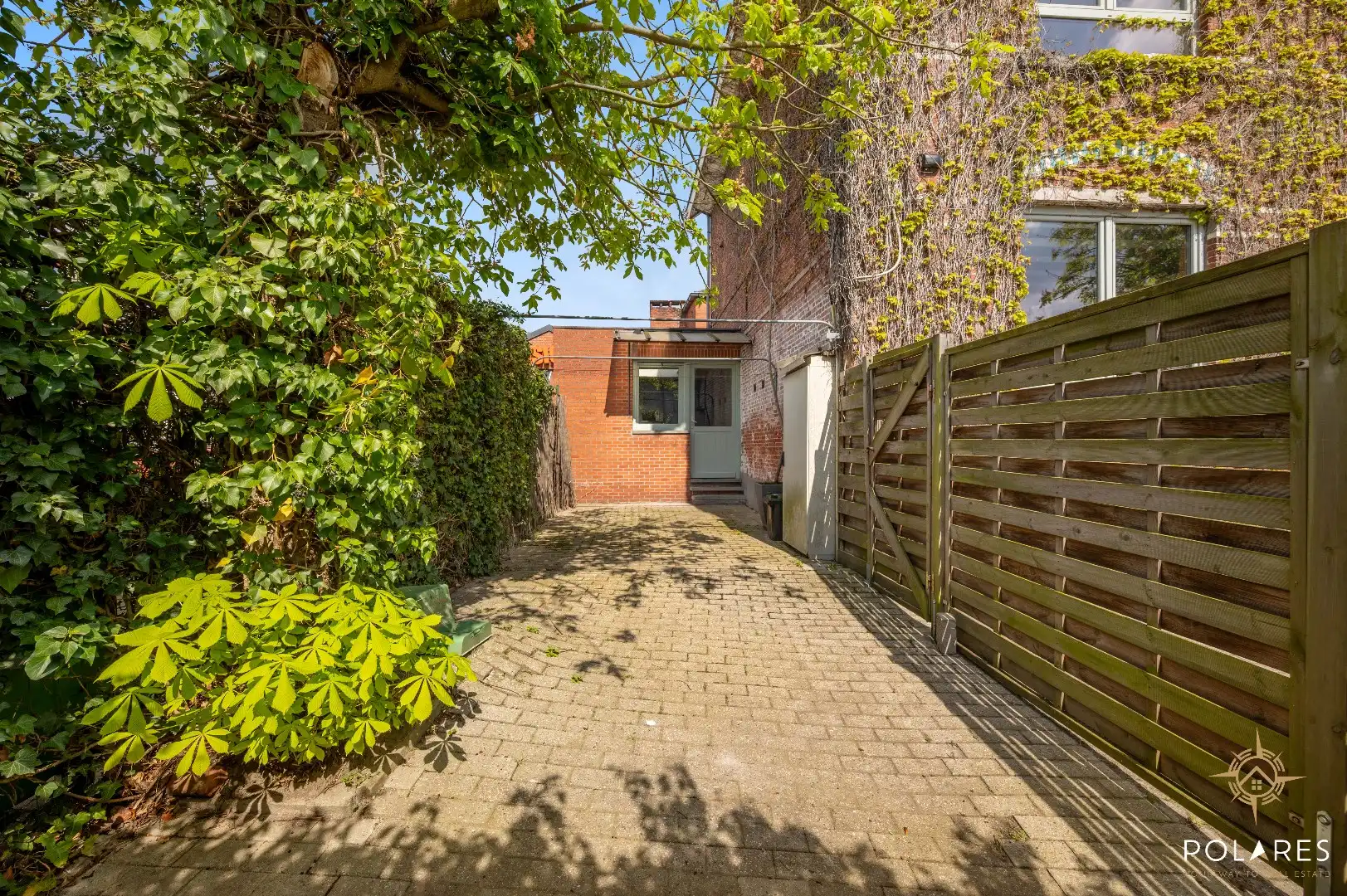 Charmant en instapklaar gelijkvloers appartement met koer en autostaanplaats foto 14