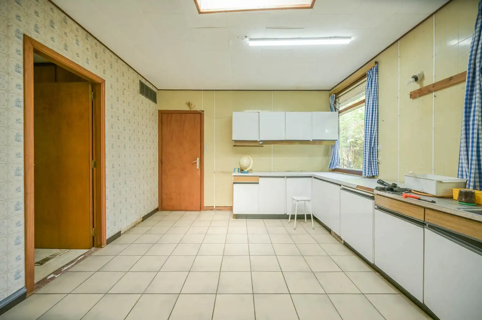 Uniek renovatieproject: lichtrijke en uiterst ruime bungalow met grote inpandige garage op een idyllisch groen perceel foto 8