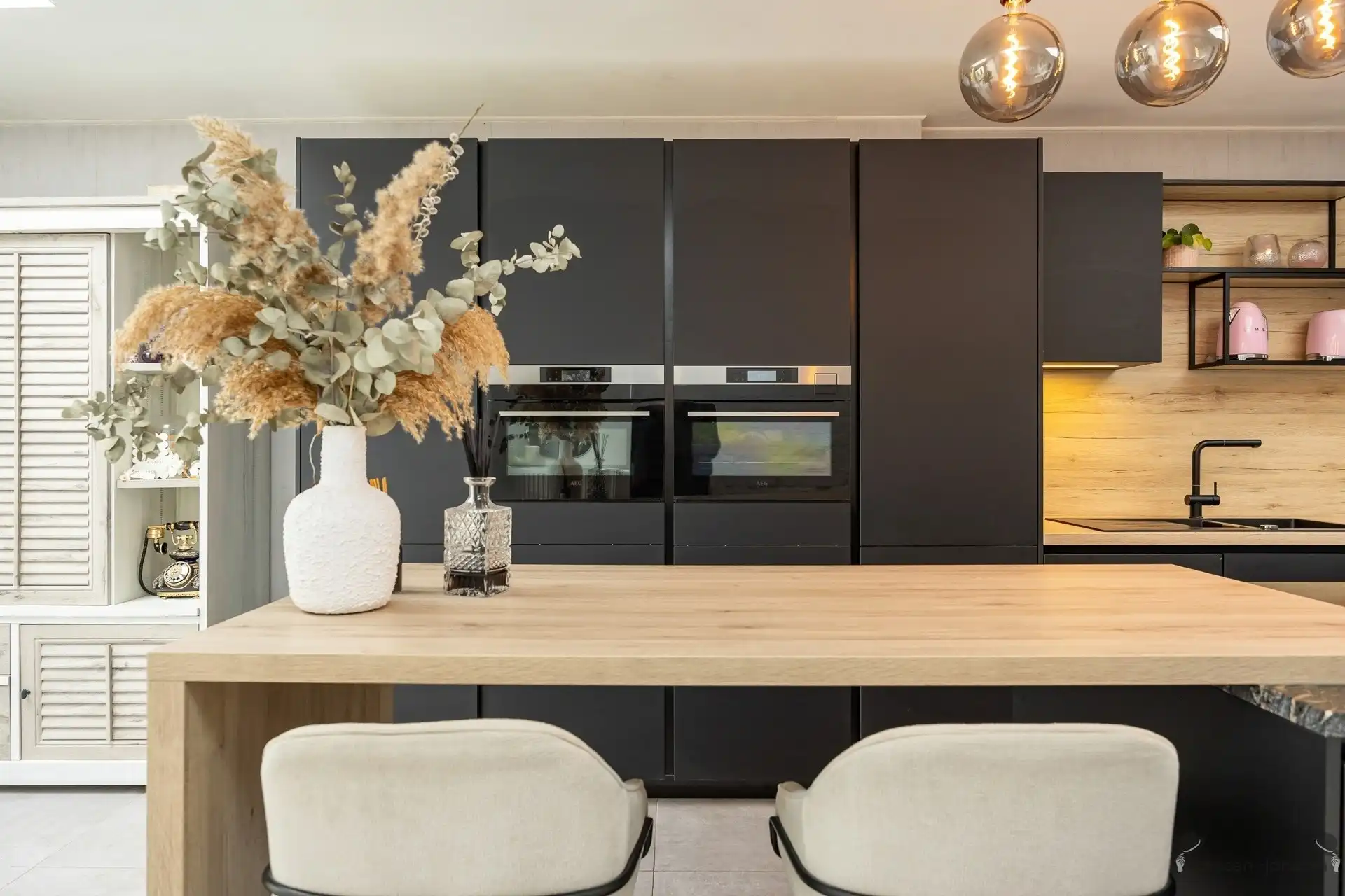 Instapklare woning met vernieuwde designkeuken, 4 slaapkamers en garage in hartje Brasschaat foto 4