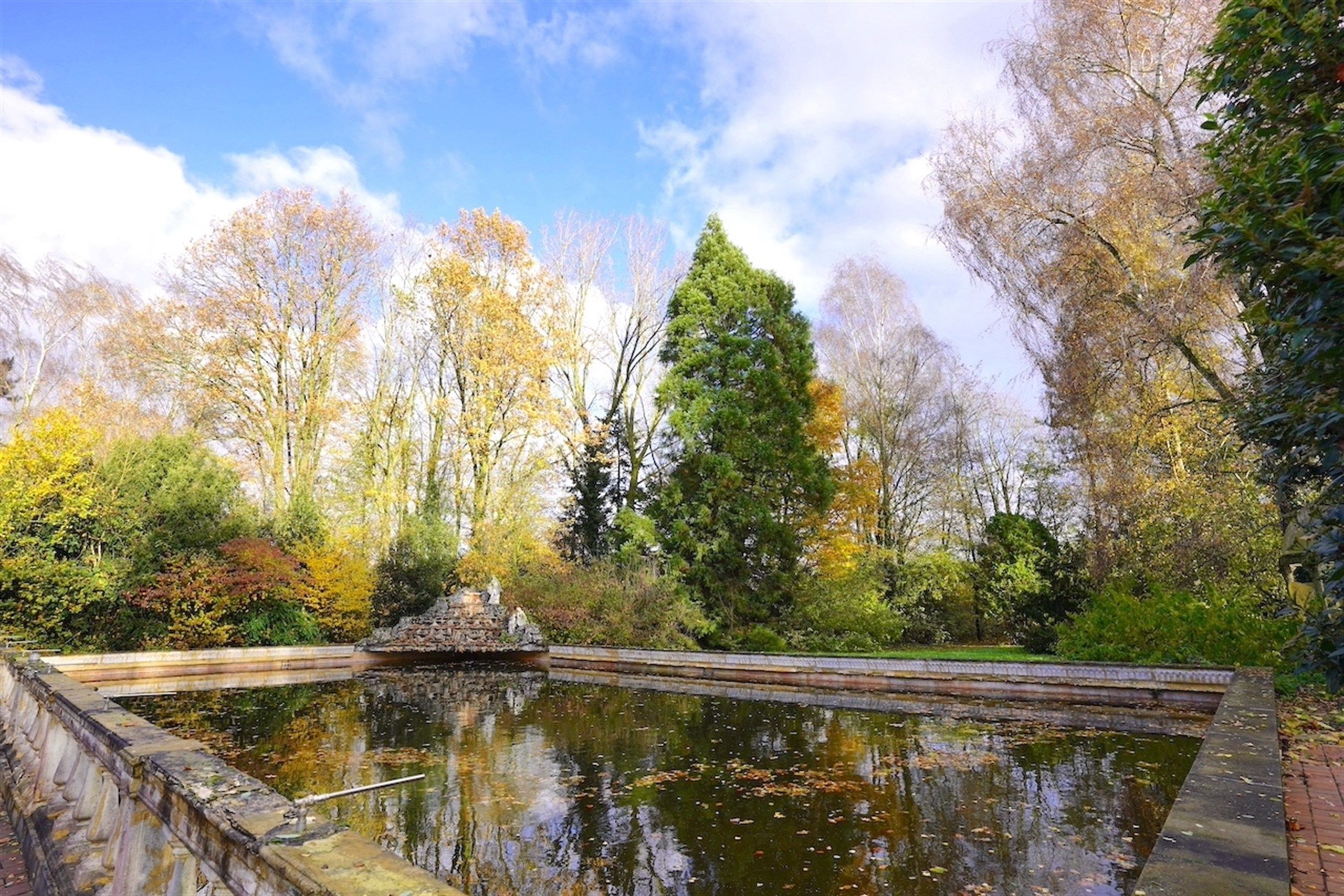 Majestueuze eigendom gelegen op een weelderig landgoed van ca. 1 ha! foto 2