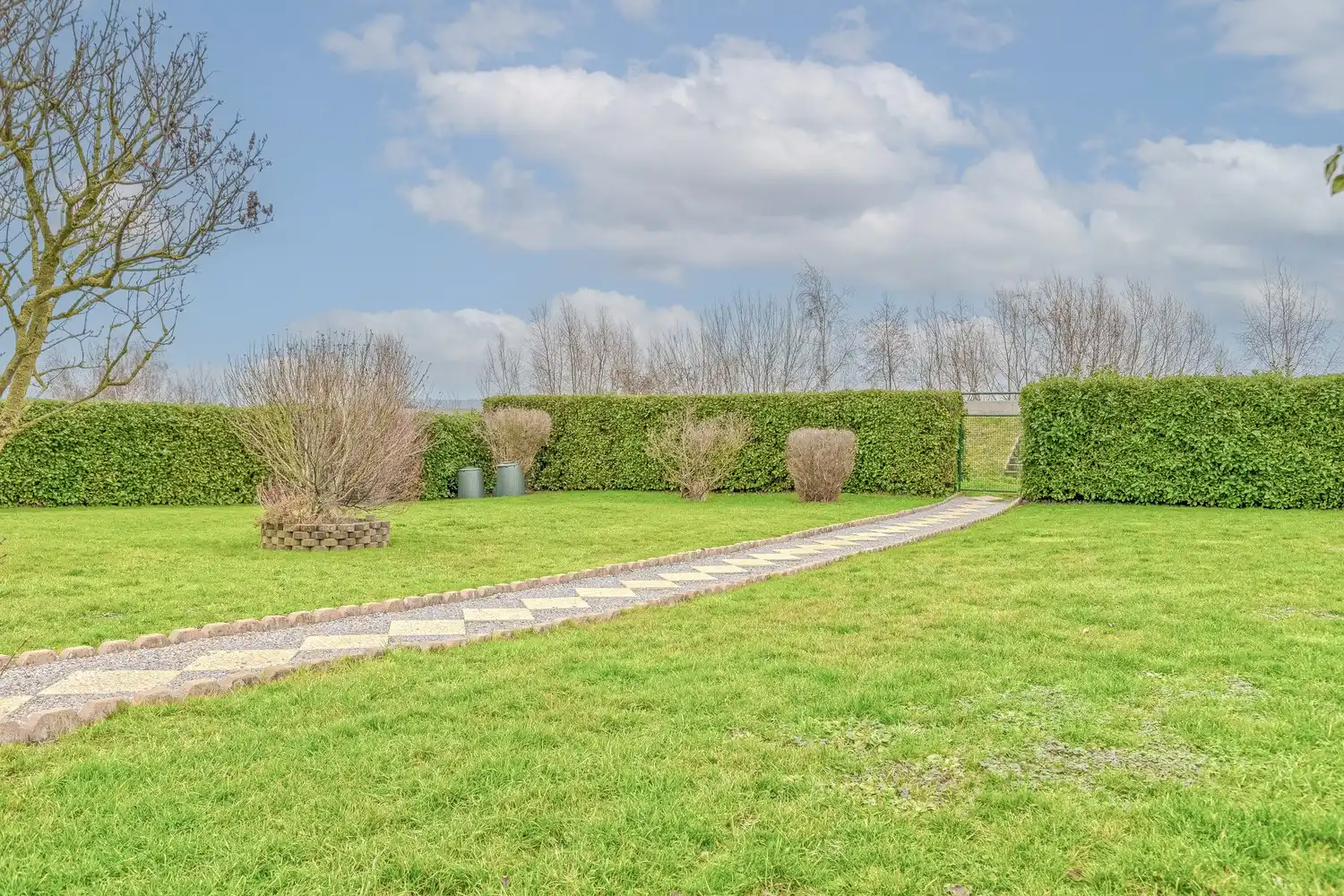 Gelijkvloers appartement met 3 slaapkamers, terras en garage in Uikhoven aan de Maas! foto 2