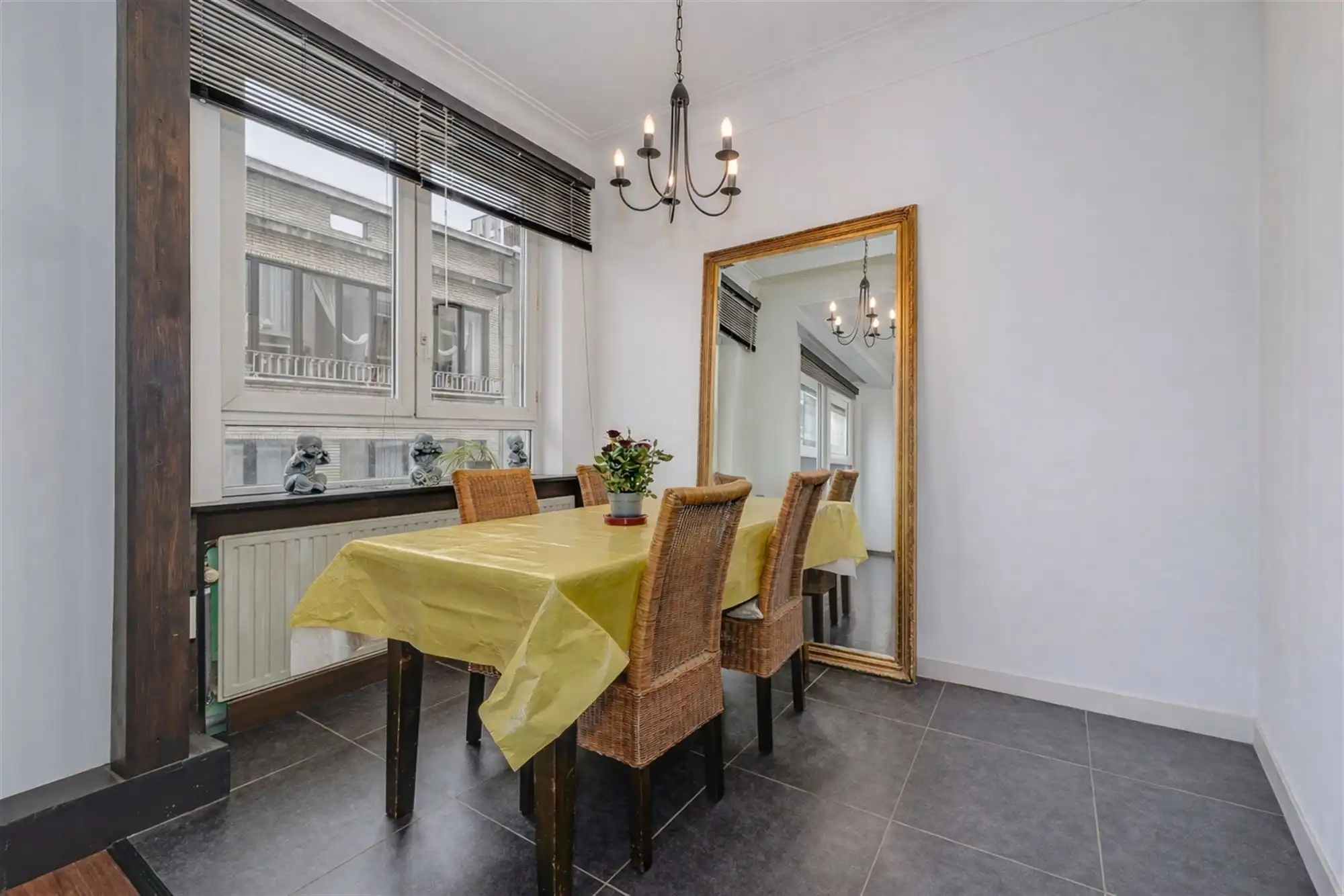 Perfect instapklaar appt met 2 slk + 2 badk vlakbij het Station foto 5