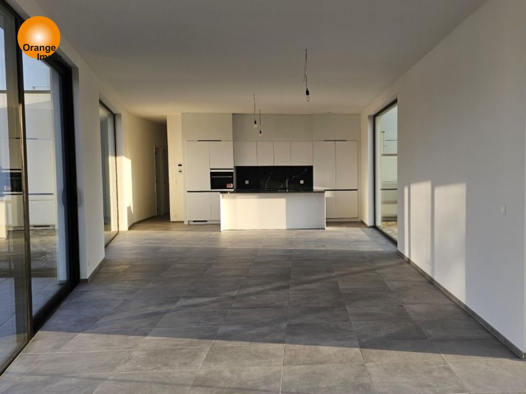 Stijlvol penthouse van 154m ²  met 3 slaapkamers en 4 terrassen van in totaal 60m². Tot 30/06/2025 is het mogelijk om te kopen aan 6% btw.  foto 2