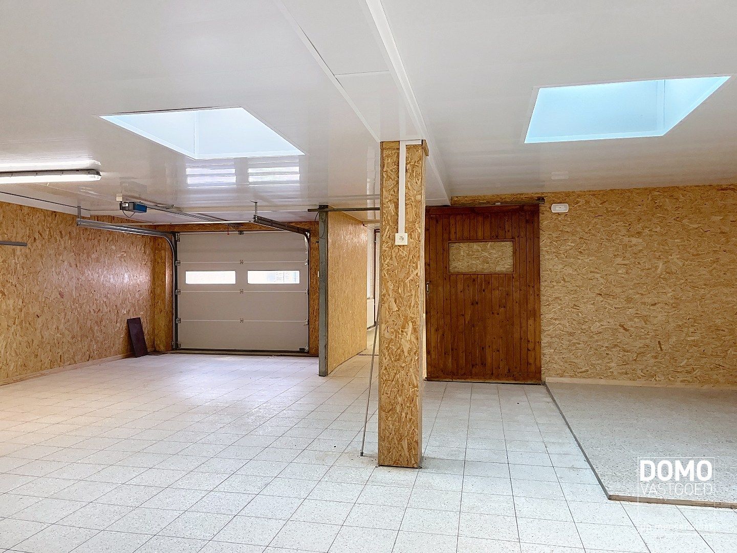 Commercieel gelegen handelspand met inclusief bovenliggend appartement te Kermt. foto 12