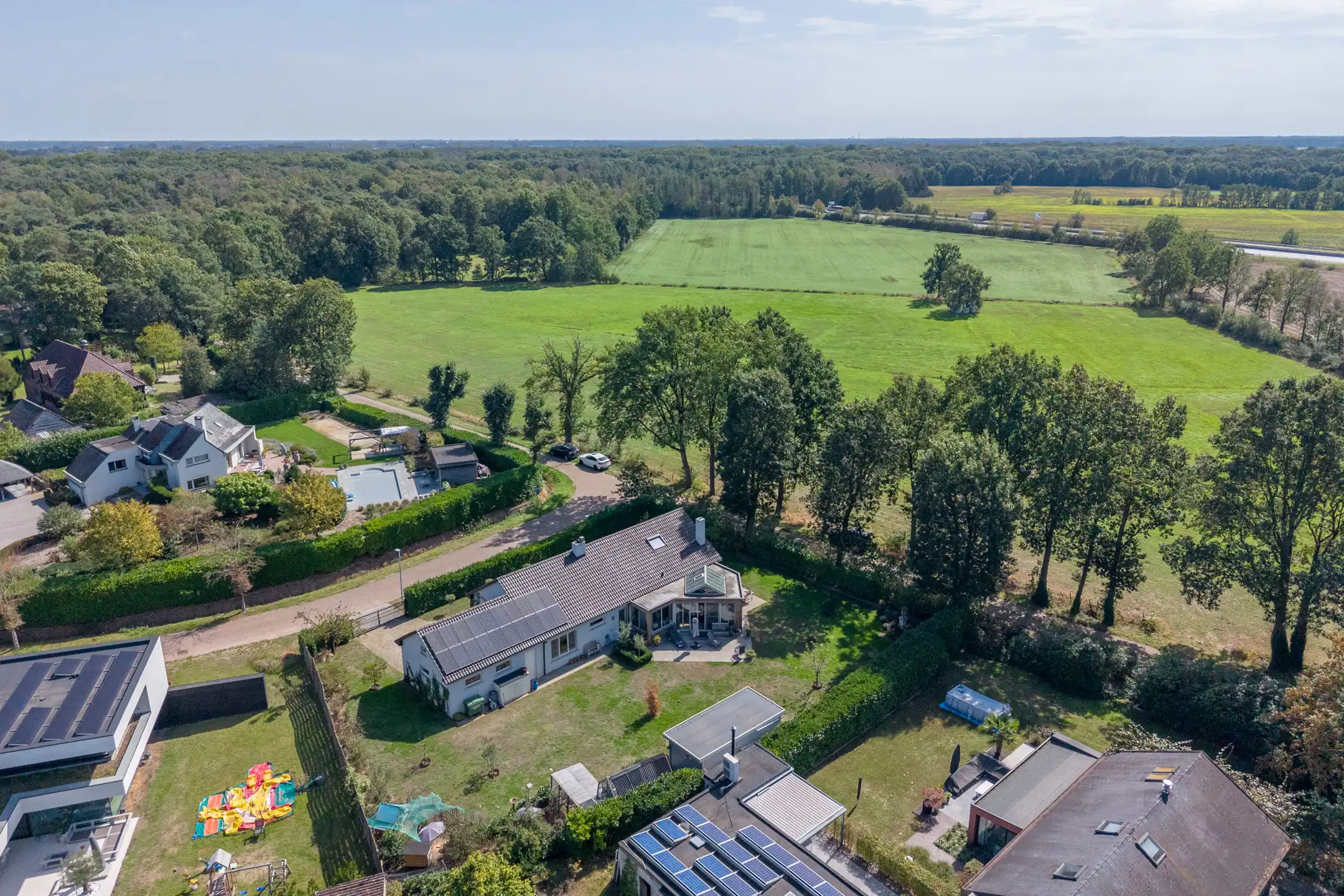 Stijlvolle gelijkvloersvilla met 3 slp op  1.443 m² (ZW) foto 27