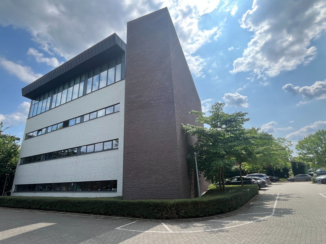 440 m² kantoor + 8 parkings foto 2
