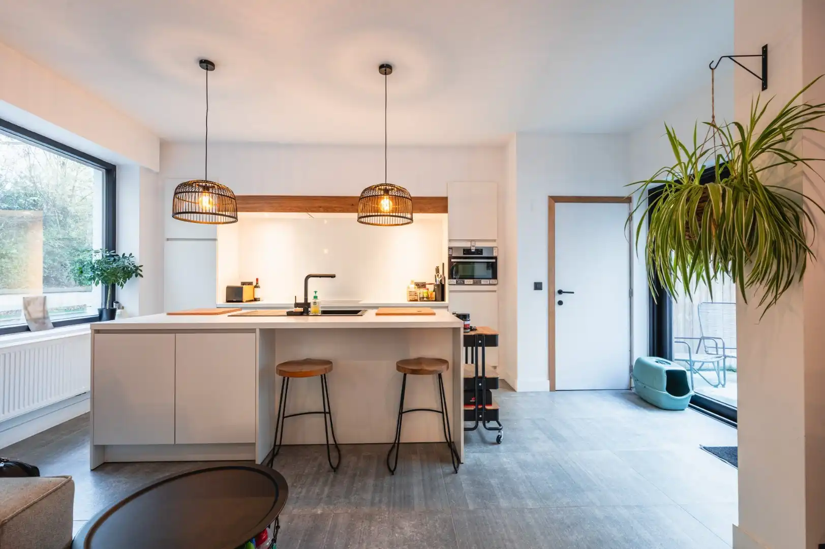 Gerenoveerde hoekwoning te koop in Harelbeke met 3/4 slaapkamers, inpandige garage, zonnige tuin en dakterras.  foto 2