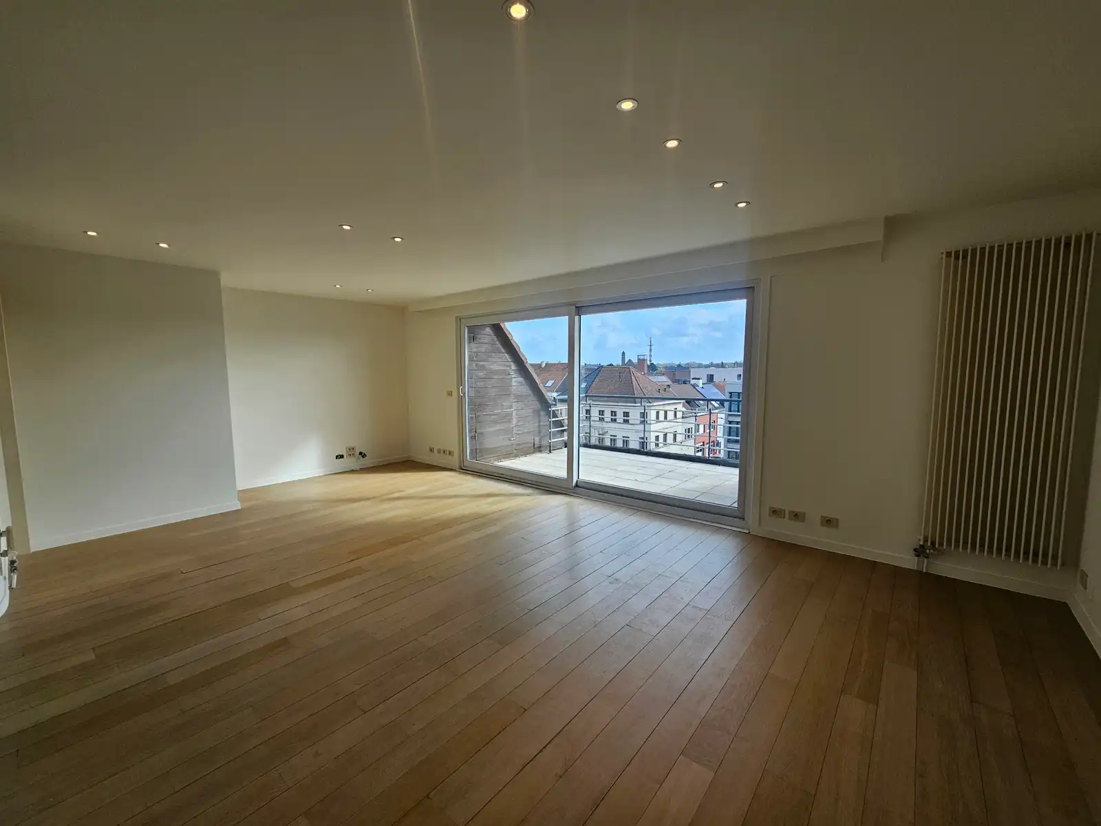 Lichtrijk duplex appartement met 2 slaapkamers en dubbele garage! foto 8