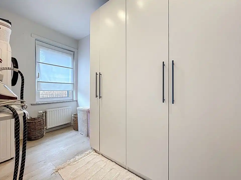 Gerenoveerd hoekappartement GLV  (2 slpks + dressing/bureau/babykamer) met tuin en garage foto 16