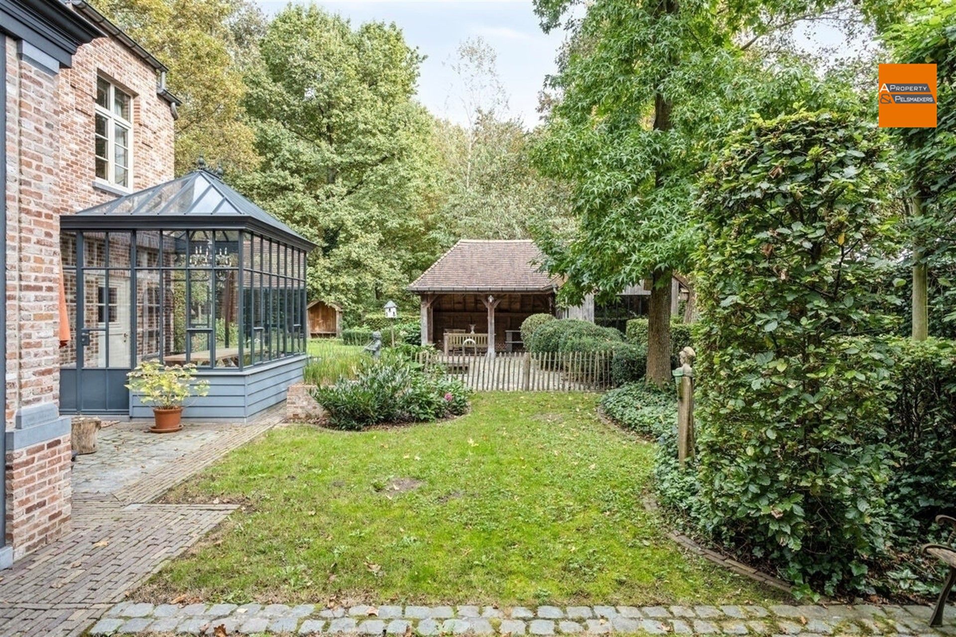 Prachtige villa 6 slaapkamers  met engelse stijl tuin. foto 9