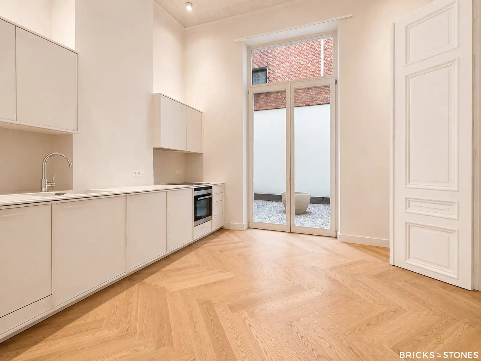 Gerenoveerd appartement met terras in historisch Antwerpen foto 3