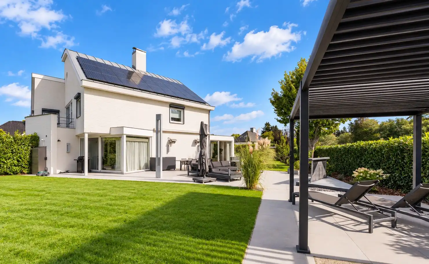 Royale villa van 461 m² met luxe afwerking gelegen in een rustige en geliefde woonomgeving te Neerharen foto 3
