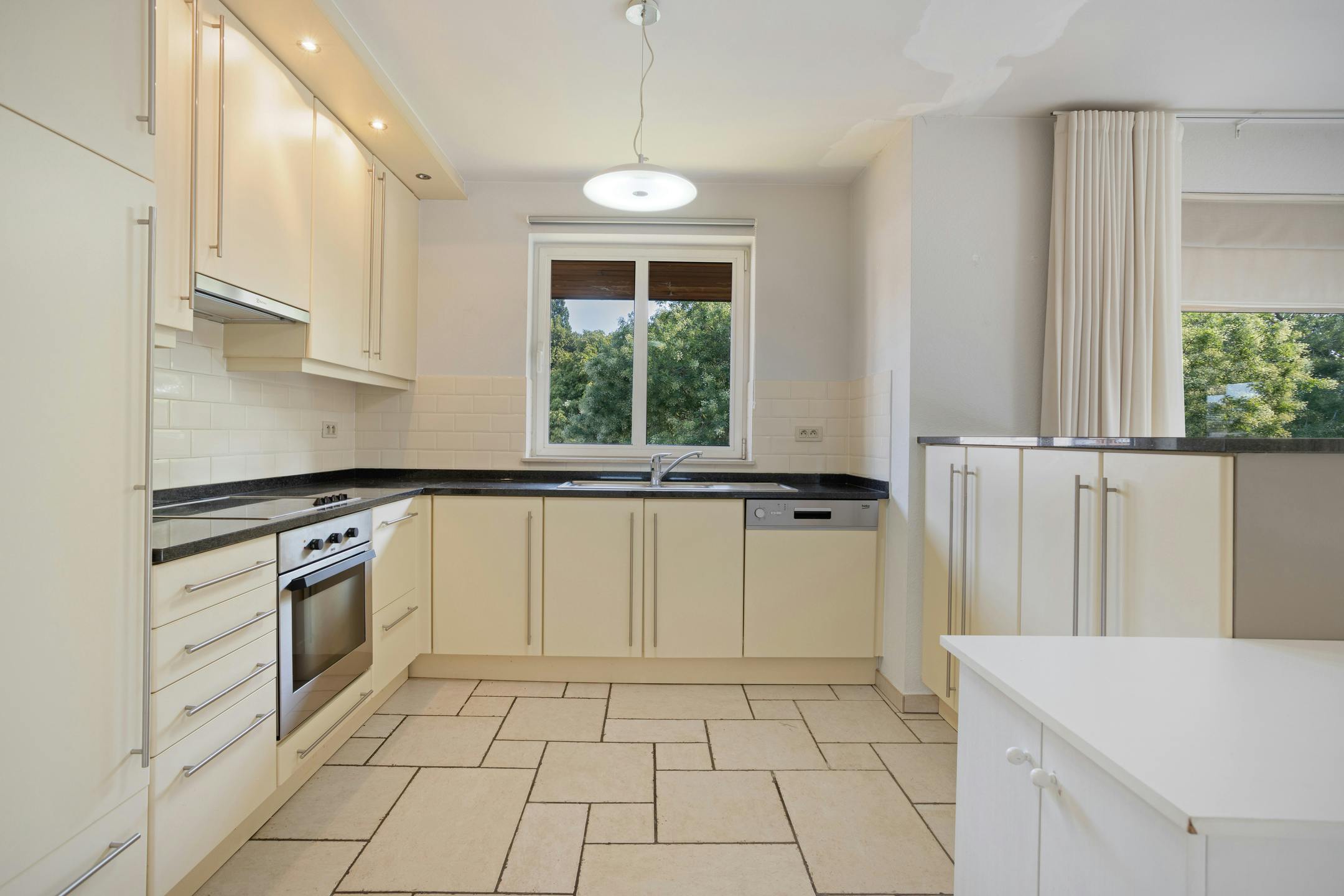  Instapklaar 2-slaapkamer appartement vlakbij het centrum van Roeselare! foto 7