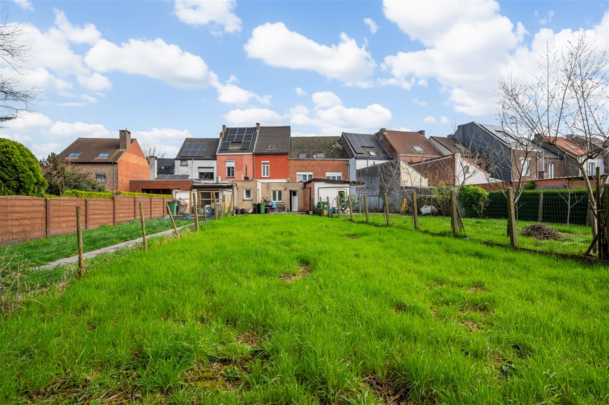 Gerenoveerde woning met 4 slaapkamers en grote tuin! foto 2