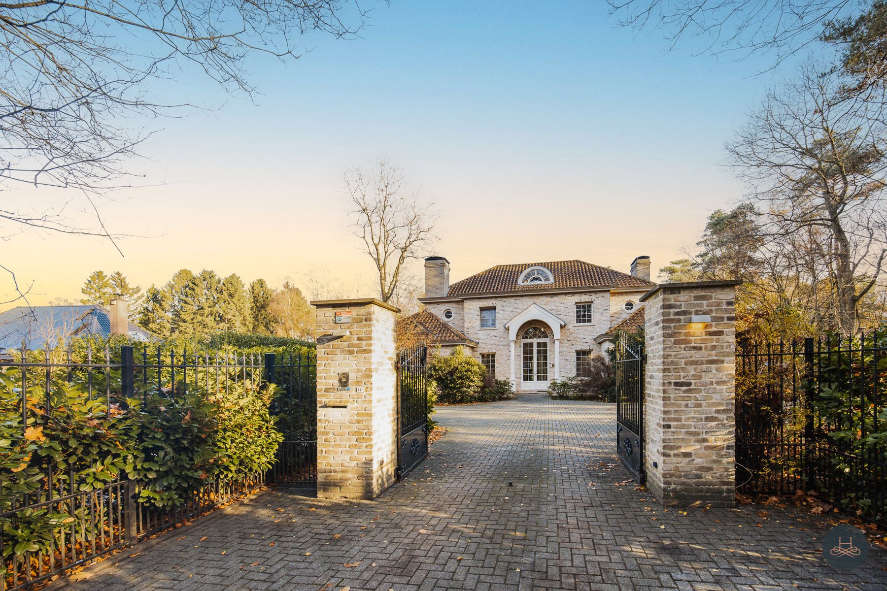 Riante villa op toplocatie in het groen met privé-bos foto {{pictureIndex}}