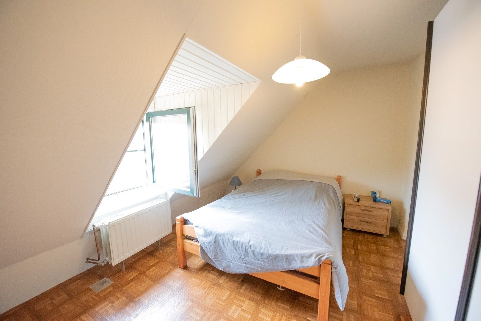 🏡 Charmante gezinswoning met 3 slaapkamers, inpandige garage en prachtige tuin in rustige woonwijk - Bezoek woensdag 10 december 15u30-17u30 (mits afspraak) foto 6