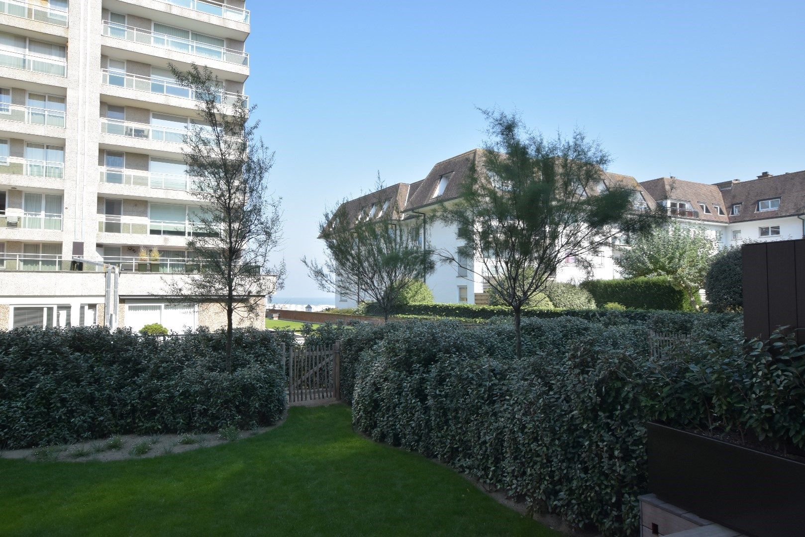 Zeer breed/dubbel en zuid gericht appartement met grote zonneterrassen en een tuin van 124m² foto 2