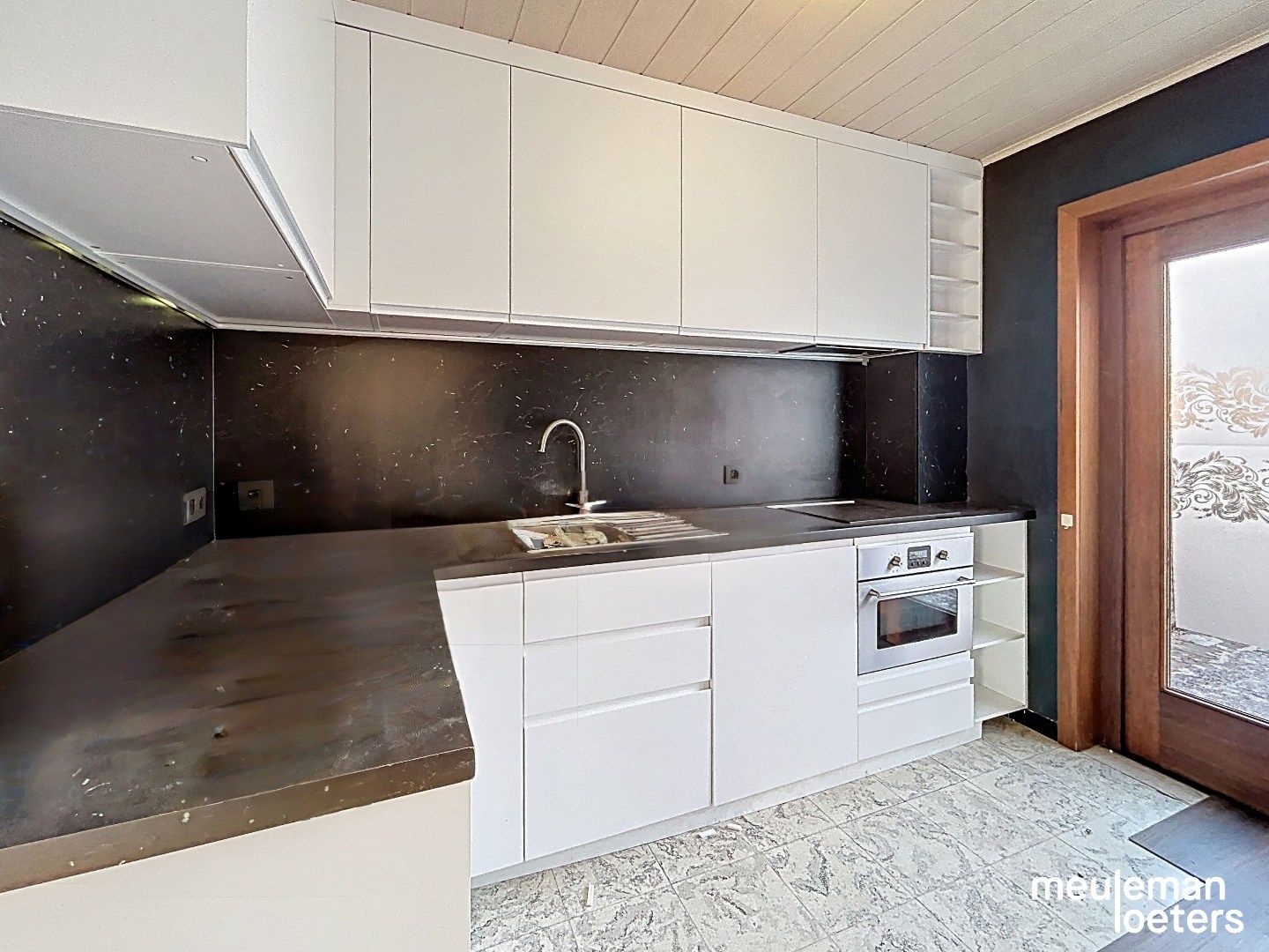 Halfopen gezinswoning met garage en tuin foto 4