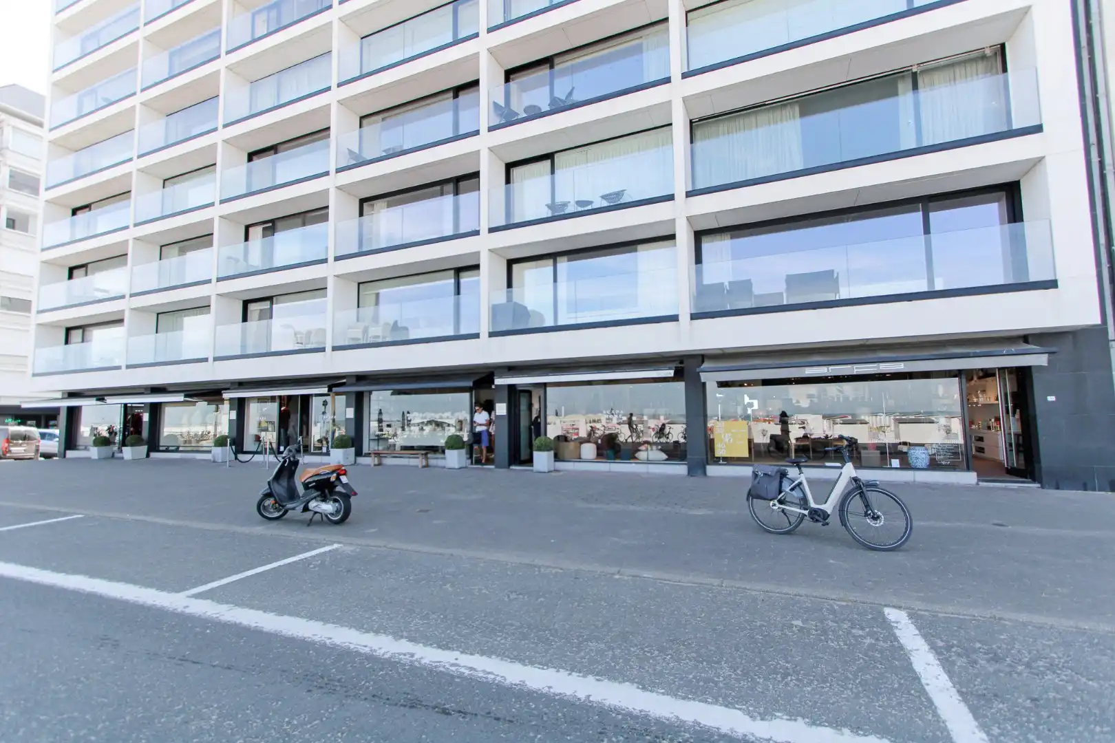 Handelsgelijkvloers met terras Zeedijk Zoute 786 te huur  foto 14