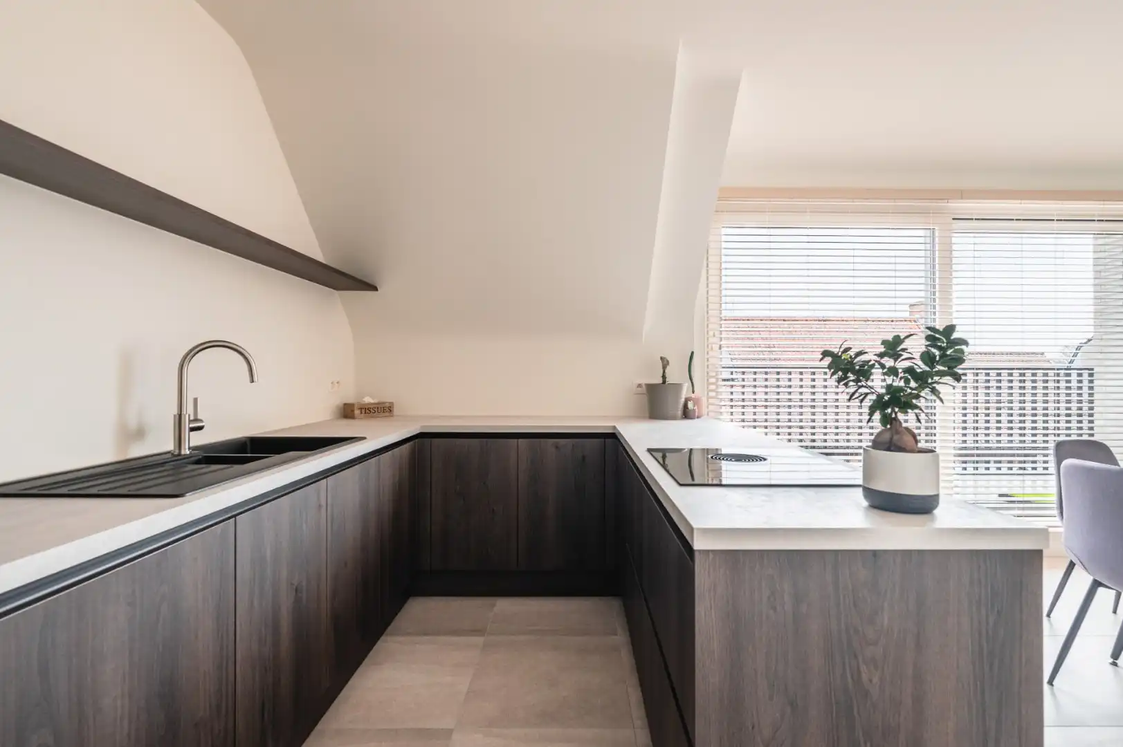 BEN appartement met aangenaam terras, 2 slks, autostaanplaats en direct instapklaar. foto 3