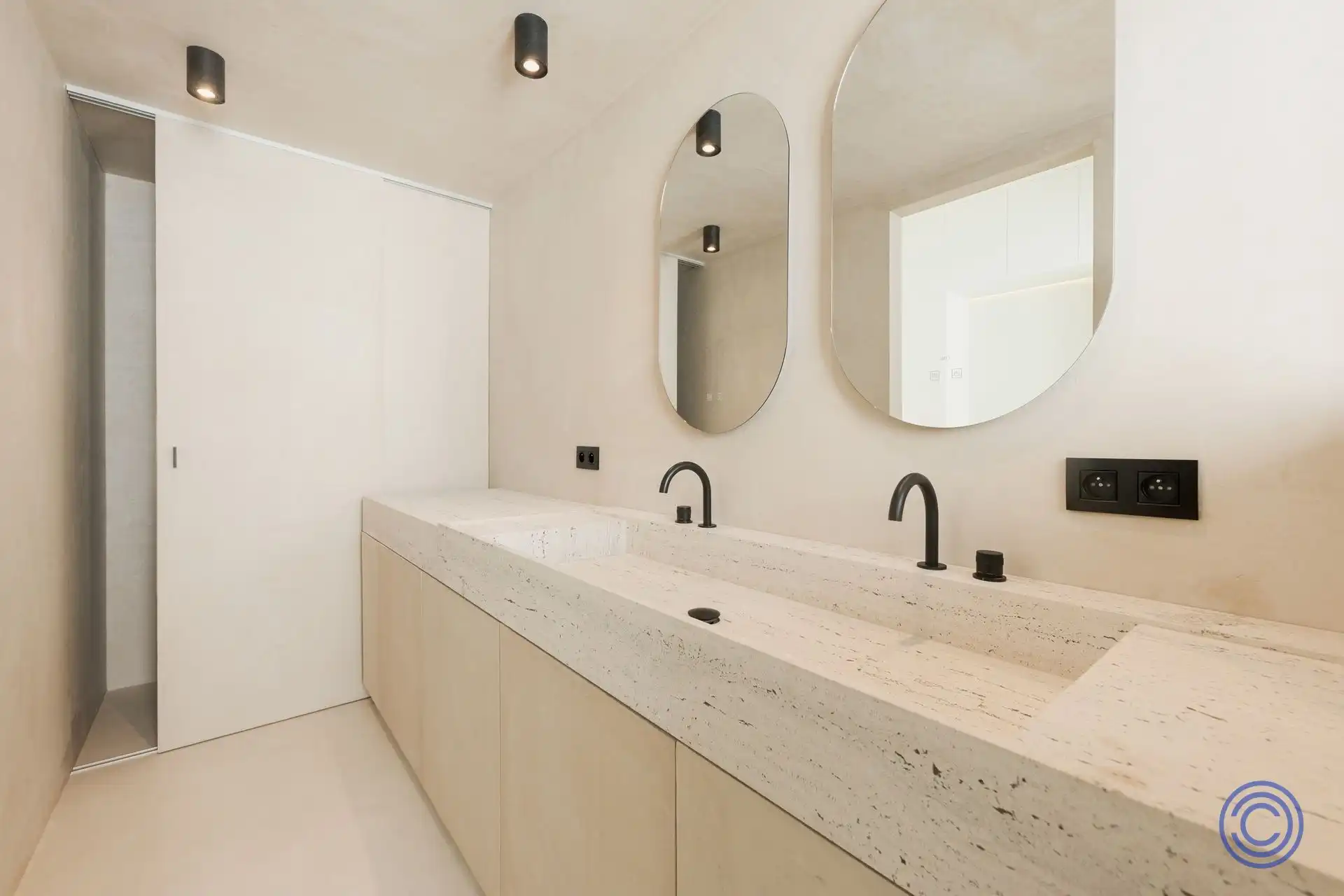 Stijlvol wonen nabij de Marnixplaats – luxueus gerenoveerd appartement met terras foto 14