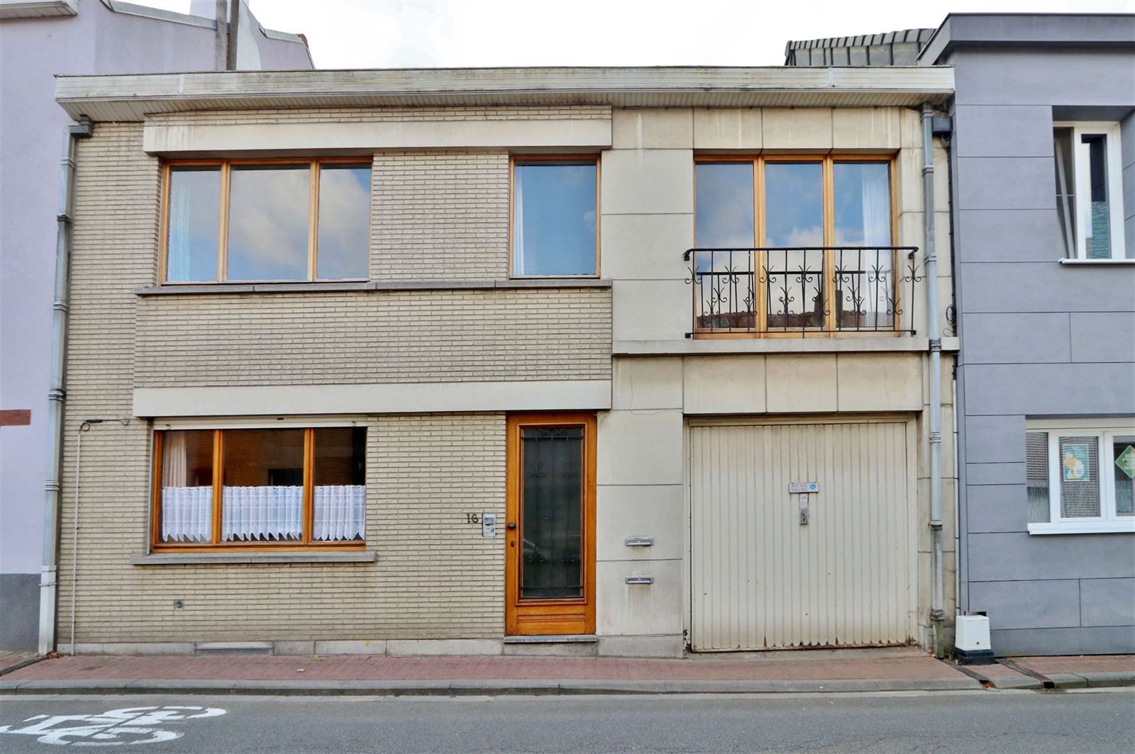 Opbrengstwoning met 2 appartementen en 3 garageboxen foto {{pictureIndex}}