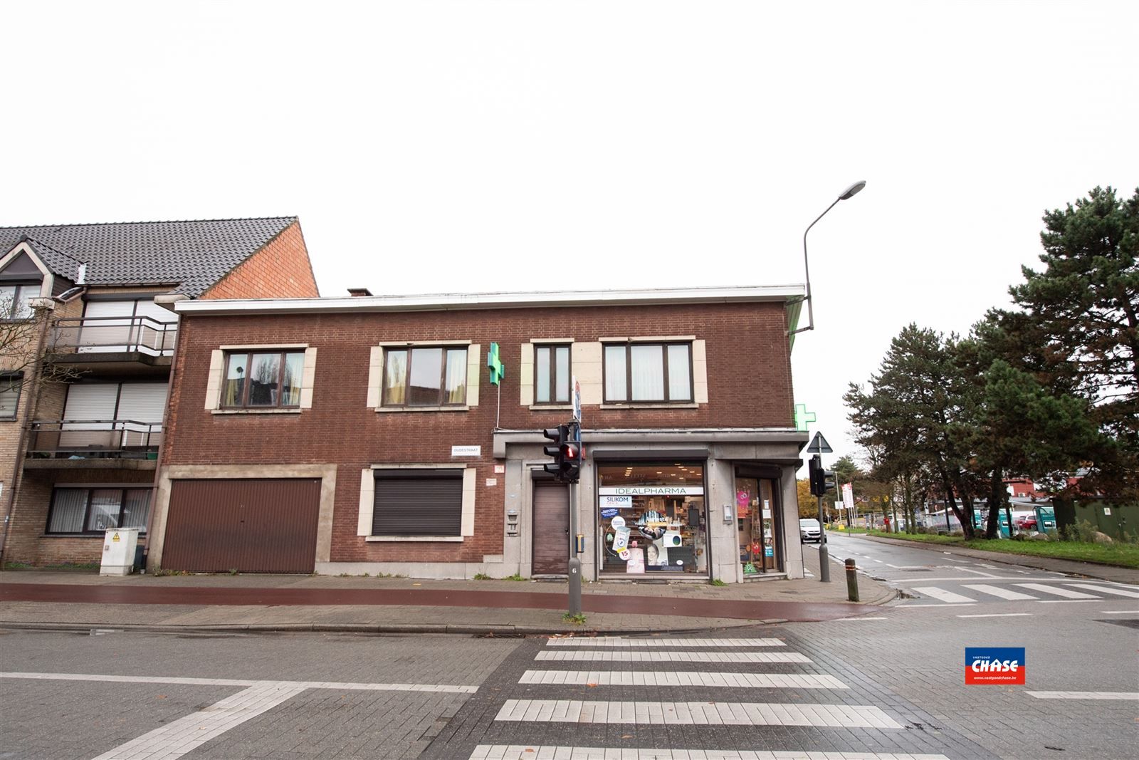 Handelshuis met groot appartement, garage en tuin foto 3