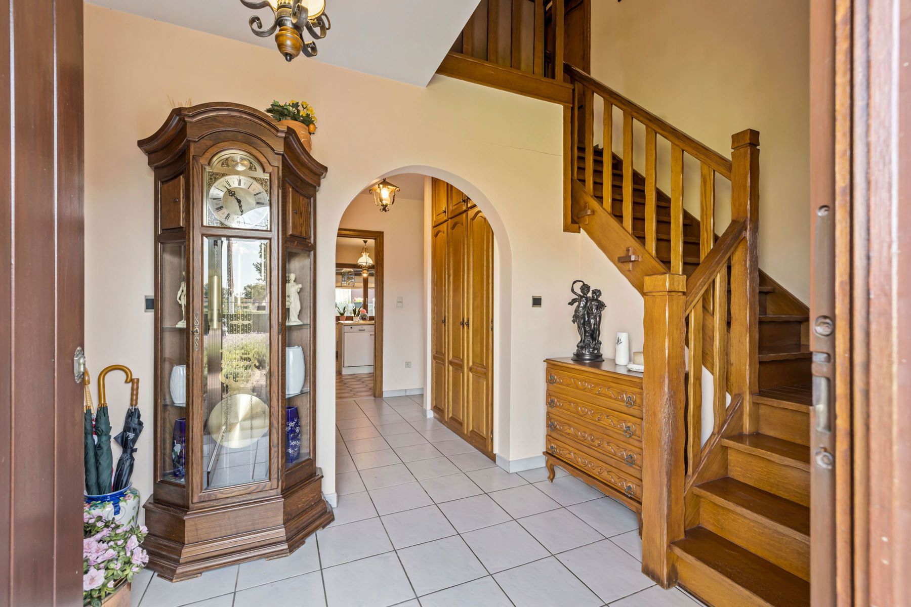 Prachtige woning met chalet en groot ingericht magazijn foto 13