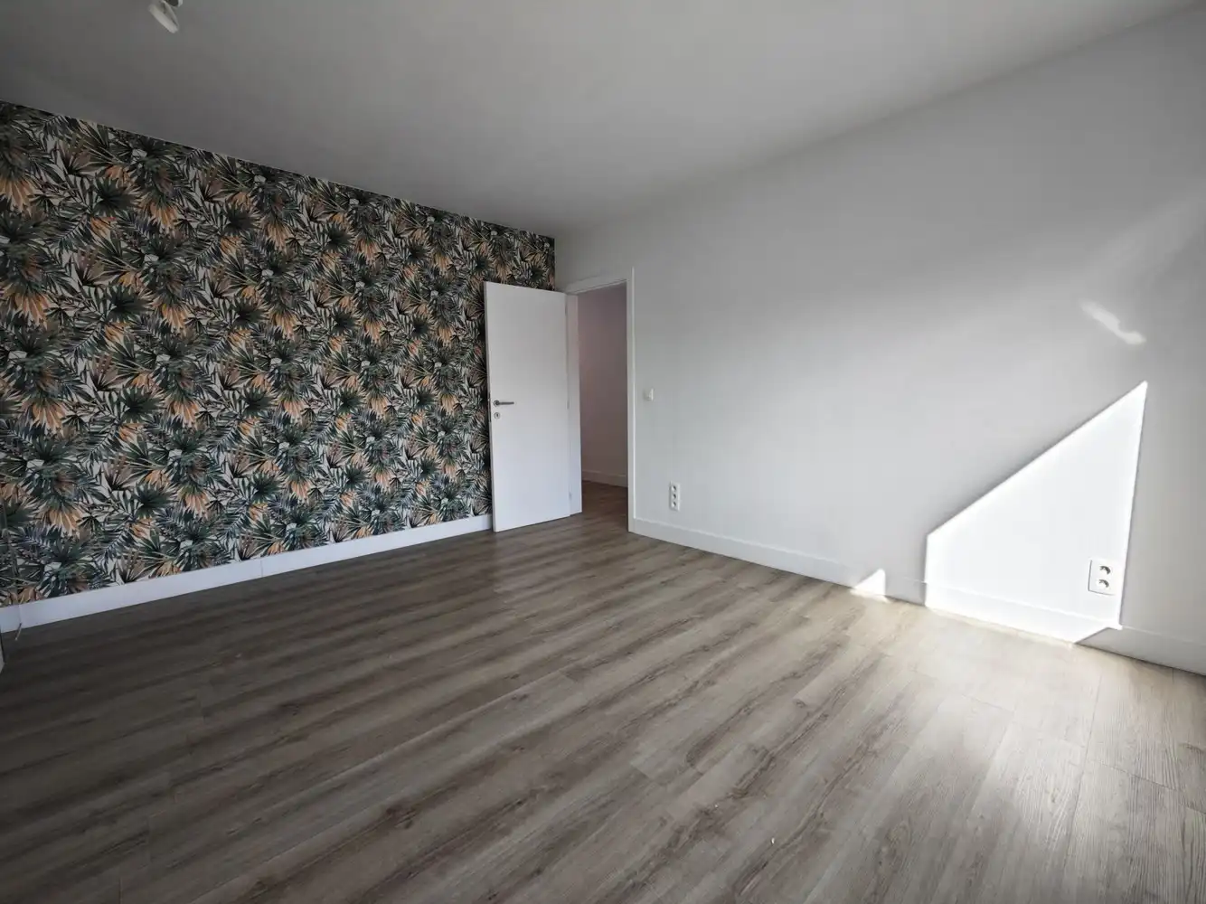 Volledig gerenoveerde stadswoning met 3 slpks en voll. aangelegde tuin foto 17