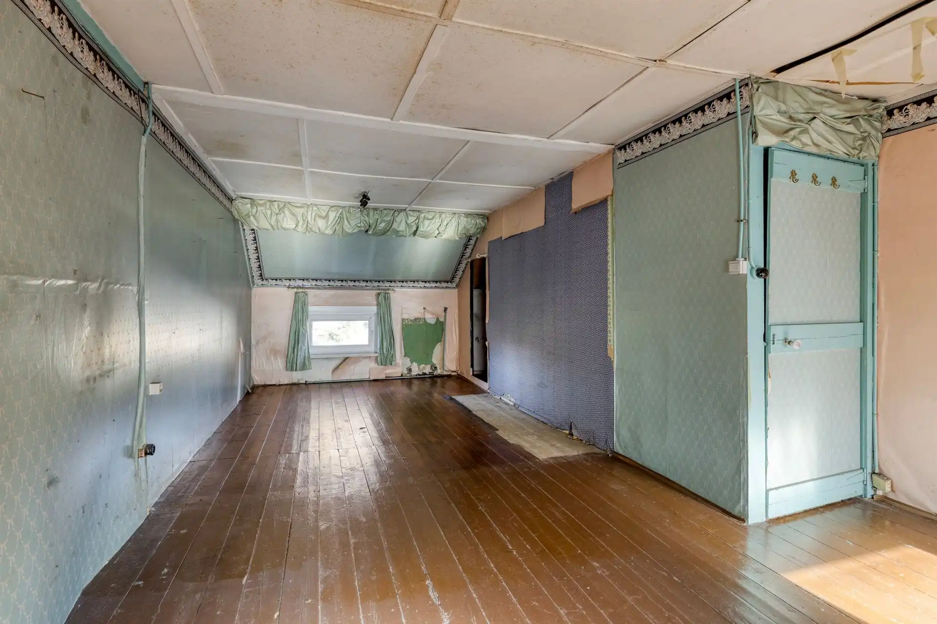 Te renoveren woning met veel potentieel foto 17