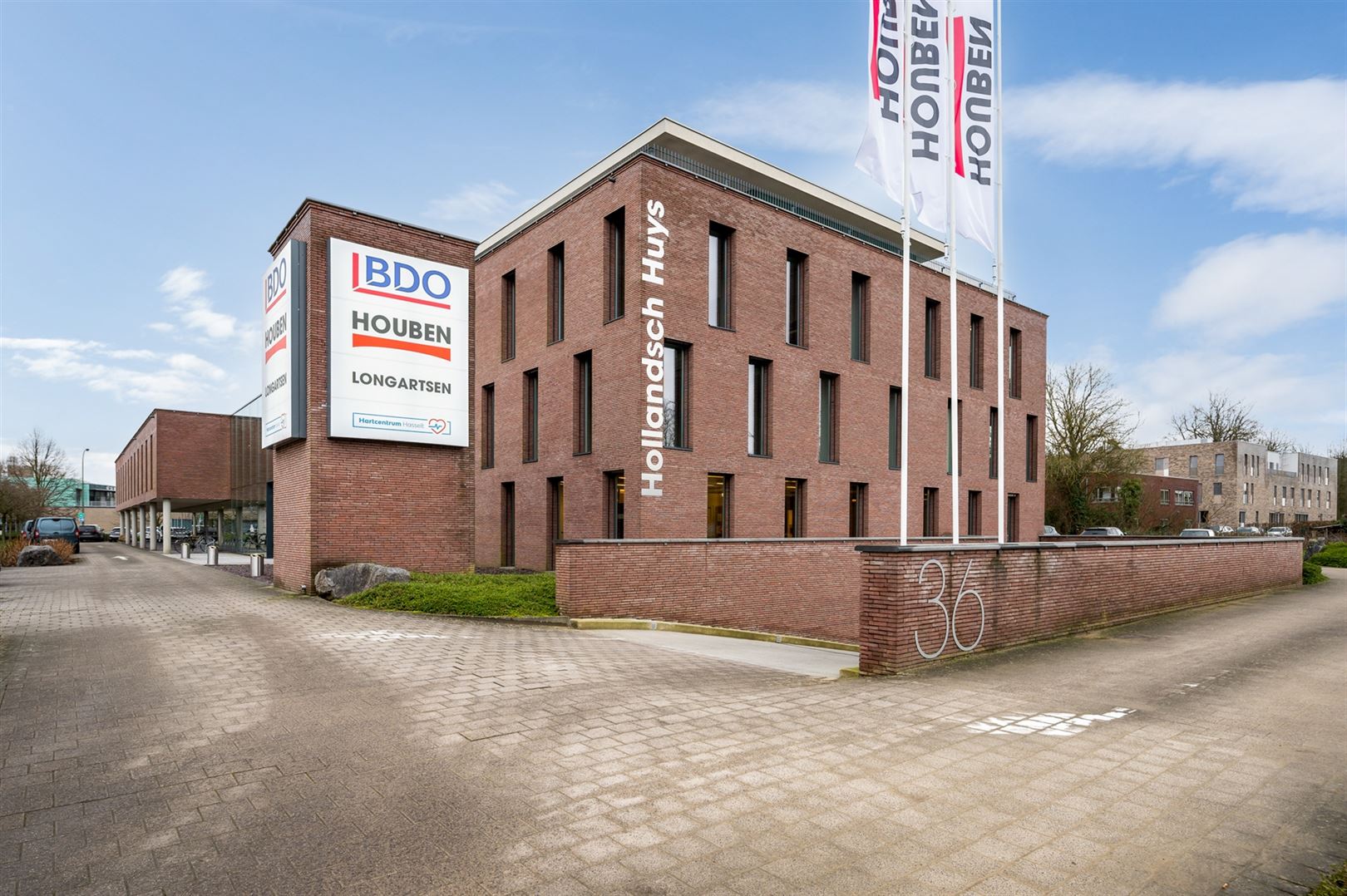 Kantoorgebouw foto {{pictureIndex}}