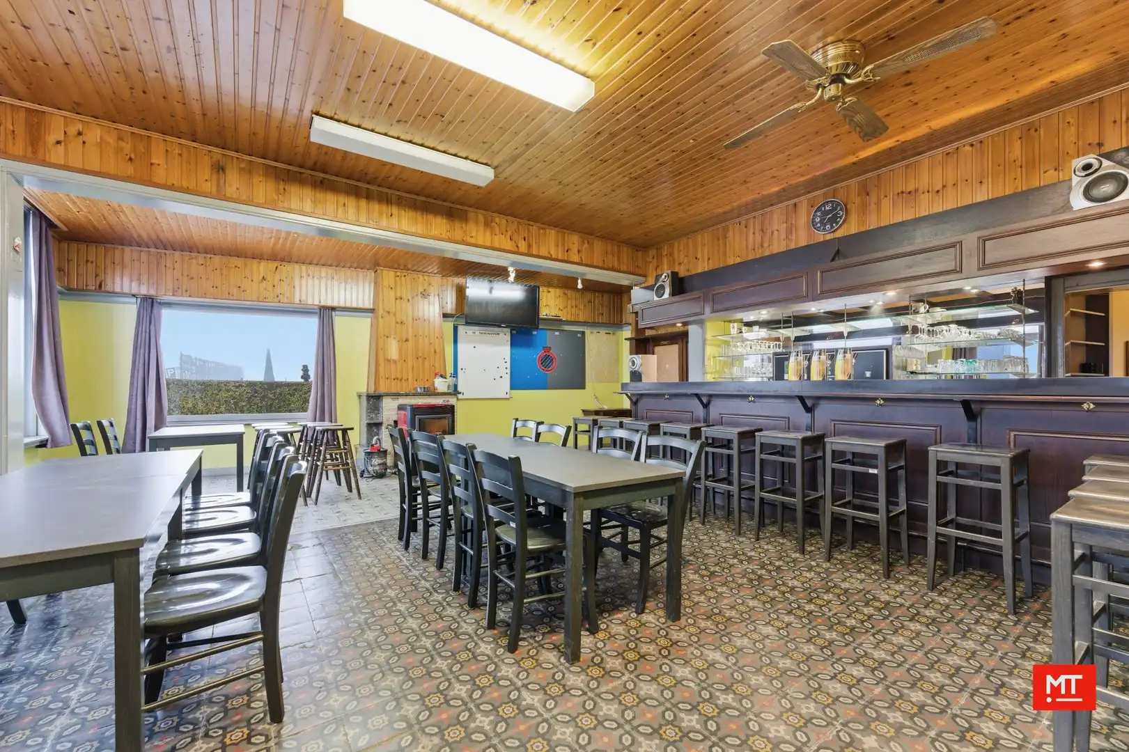 Bijzonder ruim gebouw met magazijn in de dorpskern van Zandvoorde (Zonnebeke) foto 6