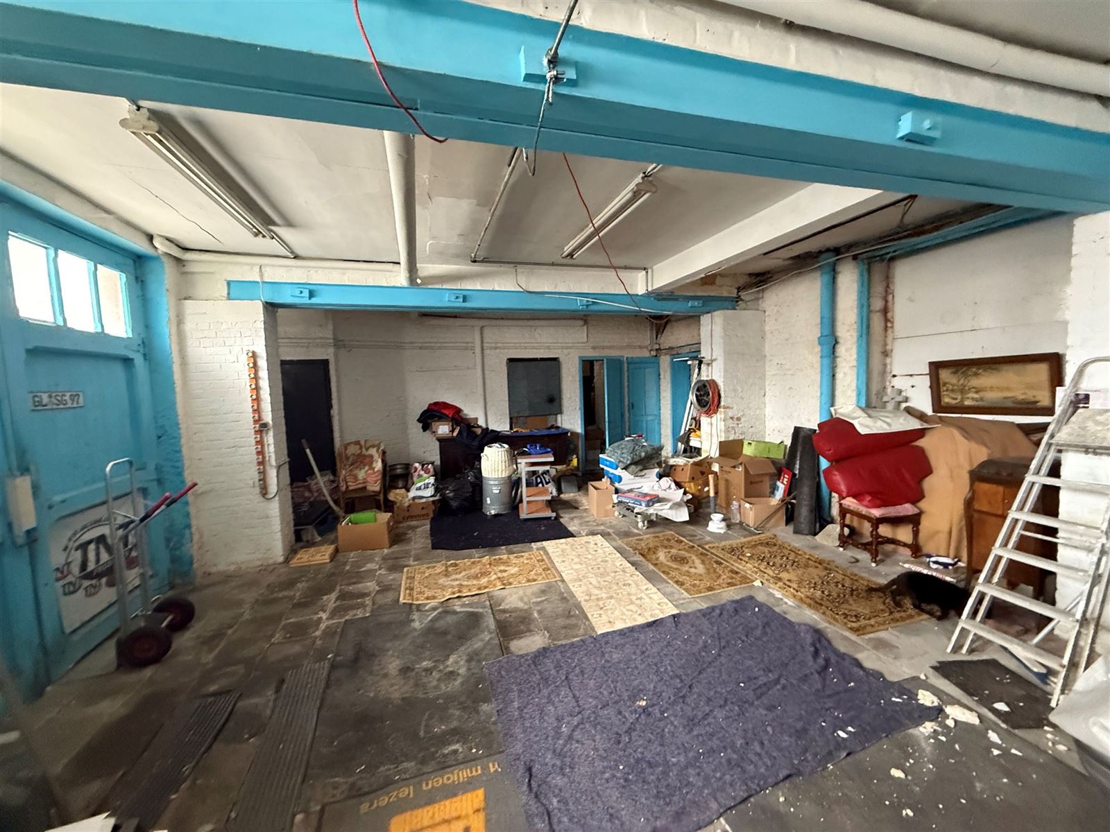 Te renoveren woning met grote garage foto 9