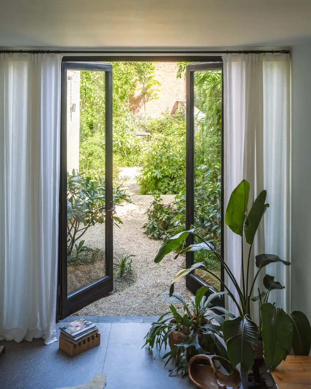 Klassevolle herenwoning met interieur van Peter Ivens & Bea Mombaers, volwassen stadstuin, inpandige garage en uitzonderlijk zicht op de Visserij. foto 9