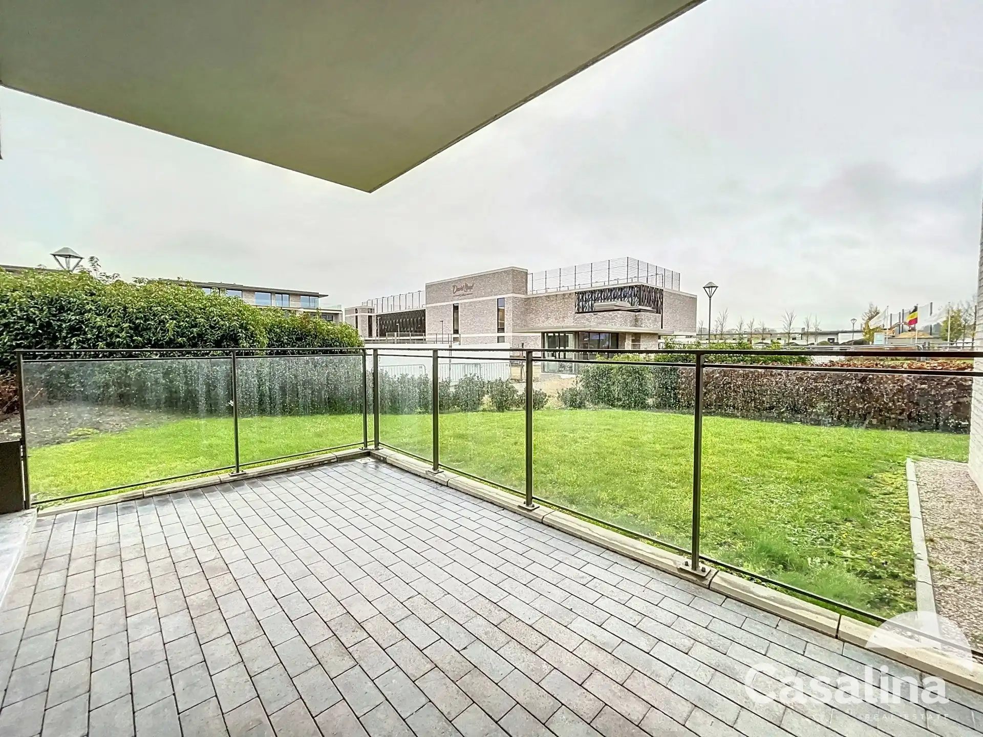 Twee slaapkamer appartement op gelijksvloers met ruim terras foto {{pictureIndex}}
