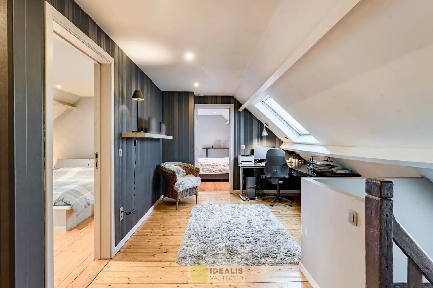 IDYLLISCH GELEGEN BIJZONDERE EIGENDOM BESTAANDE UIT RIANT WOONHUIS, APART BEWOONBAAR BIJGEBOUW EN ATELIER OMGEVEN DOOR EEN SCHITTERD AANGELEGDE TUIN EN WEILAND. Het domein is toegankelijk zowel aan de mooie Urnenveldstraat doch ook via een uitzonderlijk mooie oprijlaan toegankelijk langs de boszijde van het perceel. Deze vrijstaande woning, gebouwd in 1986, beschikt over een sfeervolle leefruimte in vol contact met de tuin en biedt een heerlijke atmosfeer dankzij de centraal geplaatste speksteenkachel. Op de verdieping beschikt de woning over slaapkamers en sanitair. Een absolute meerwaarde is het afzonderlijk volledig ingericht bijhuisje, centraal op het perceel, voorzien van alle woonfaciliteiten. Verder is er de mogelijkheid om wonen/werken te combineren via het knap afgewerkte atelier, met vergezicht op het eigen weiland. Geschikt voor kandidaten op zoek naar een ruime en instapklare parel met een idyllische uitstraling! foto 24